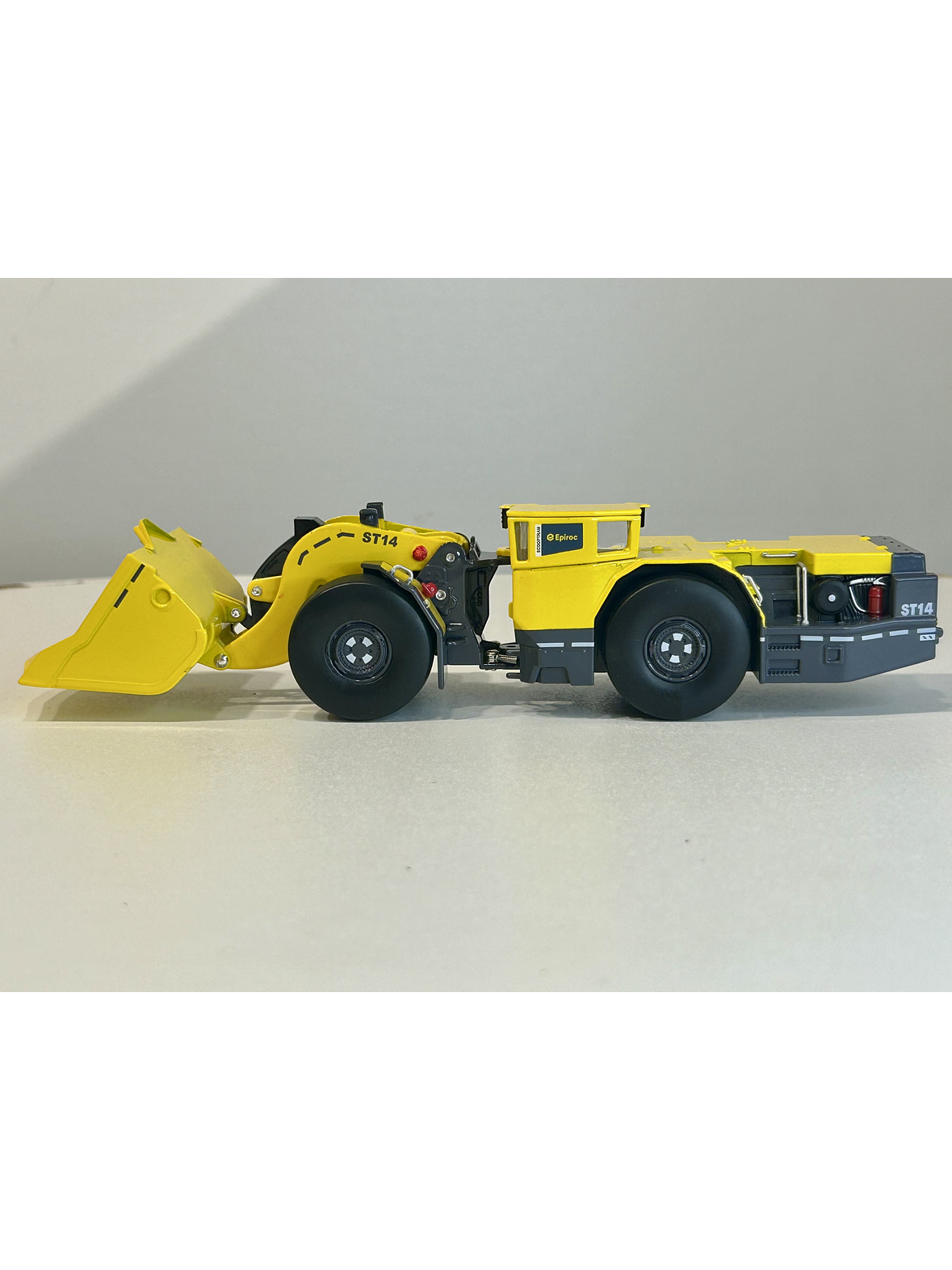 Scooptram ST14 Epiroc 1:50 — cargadora subterránea mítica para vitrinas mineras (SEO Jumpseller Chile) 10