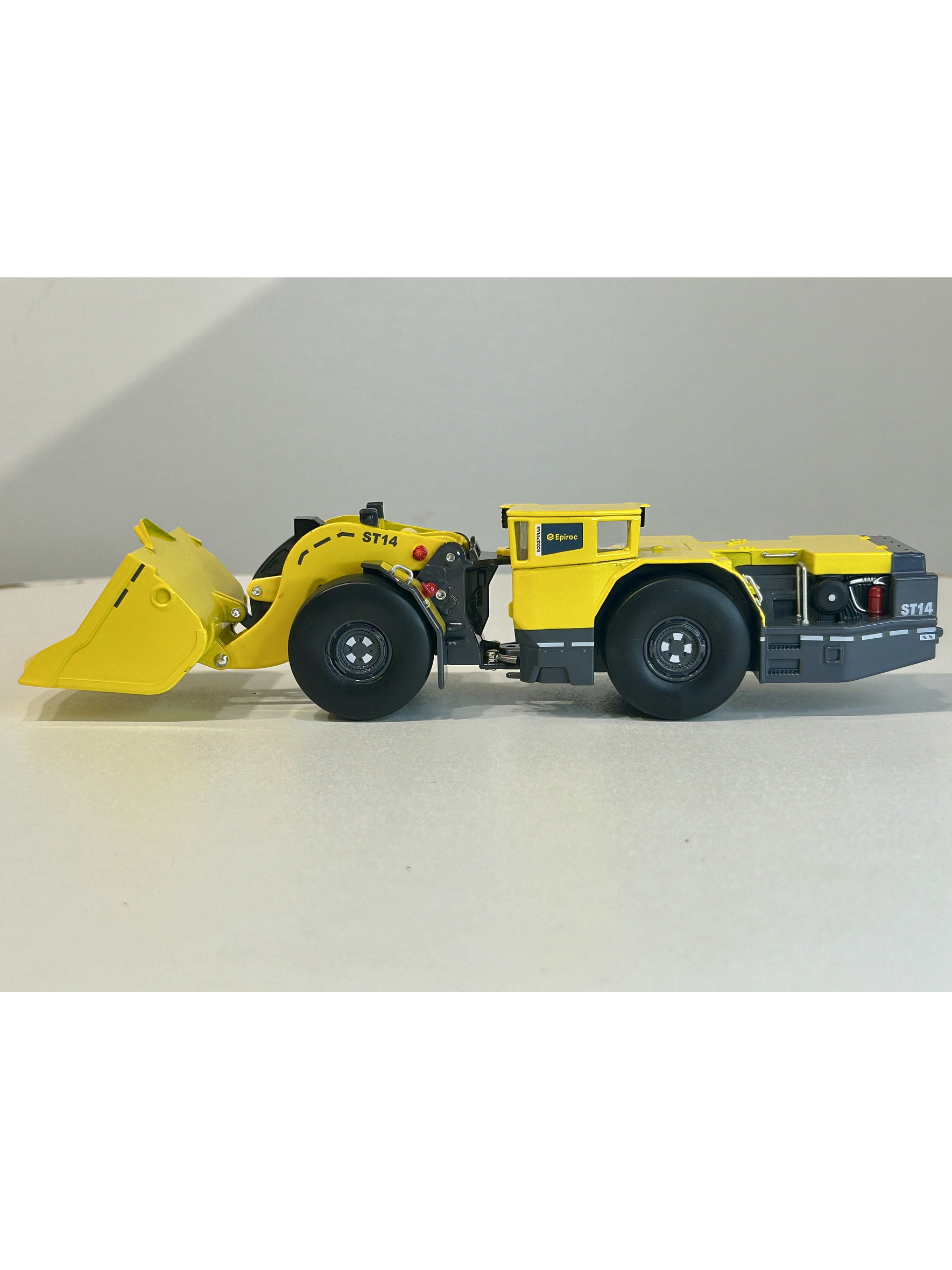 Scooptram ST14 Epiroc 1:50 — cargadora subterránea mítica para vitrinas mineras (SEO Jumpseller Chile) 10