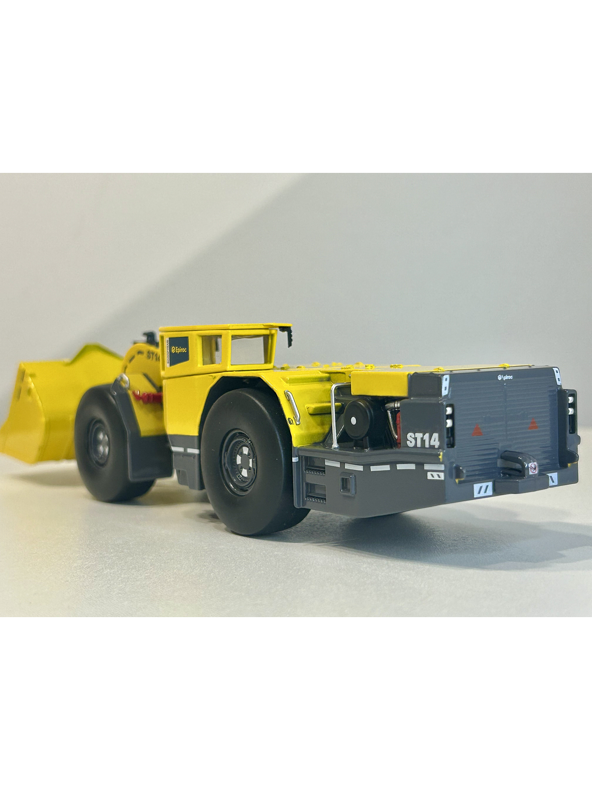 Scooptram ST14 Epiroc 1:50 — cargadora subterránea mítica para vitrinas mineras (SEO Jumpseller Chile) 8