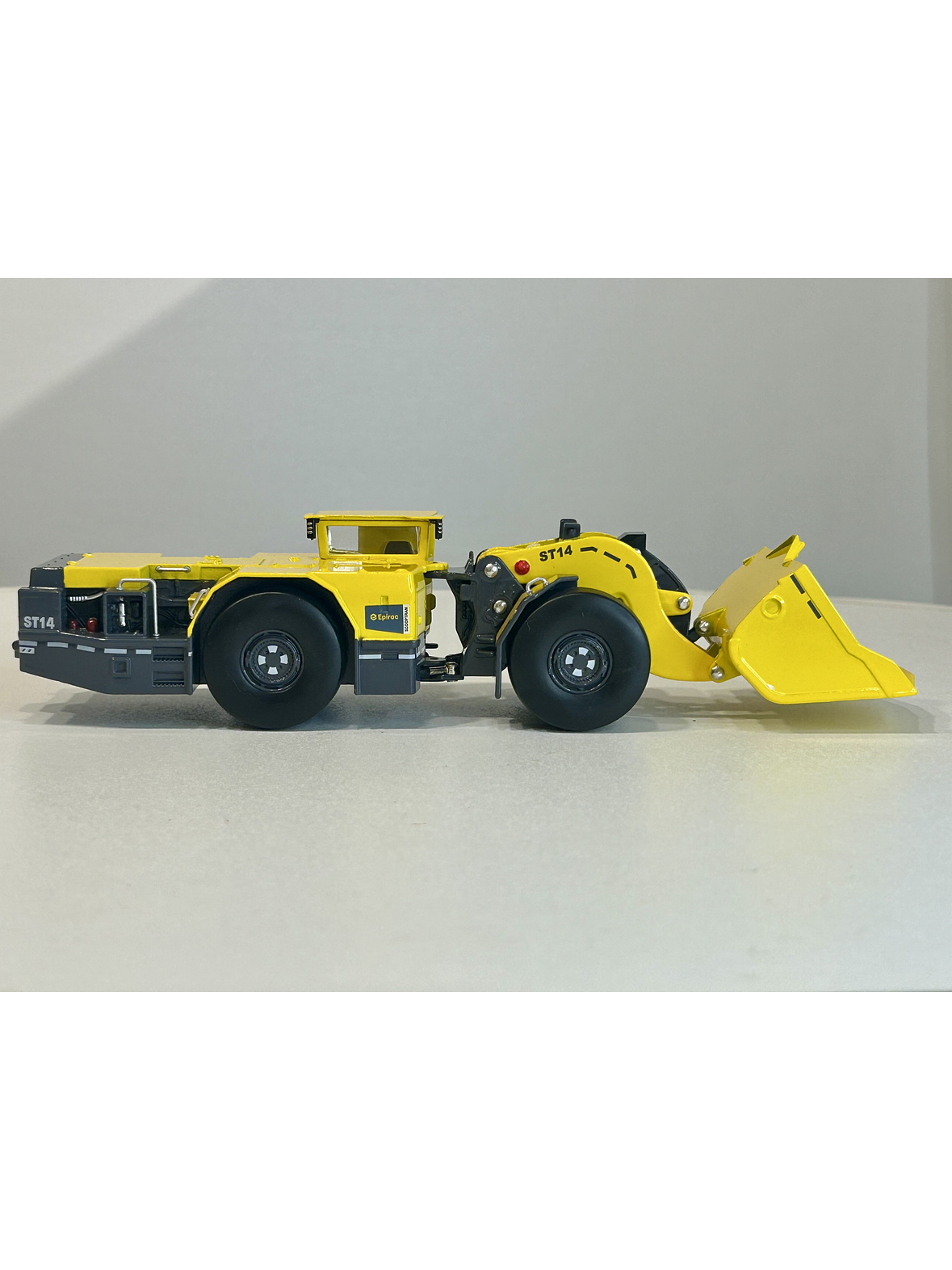 Scooptram ST14 Epiroc 1:50 — cargadora subterránea mítica para vitrinas mineras (SEO Jumpseller Chile) 5