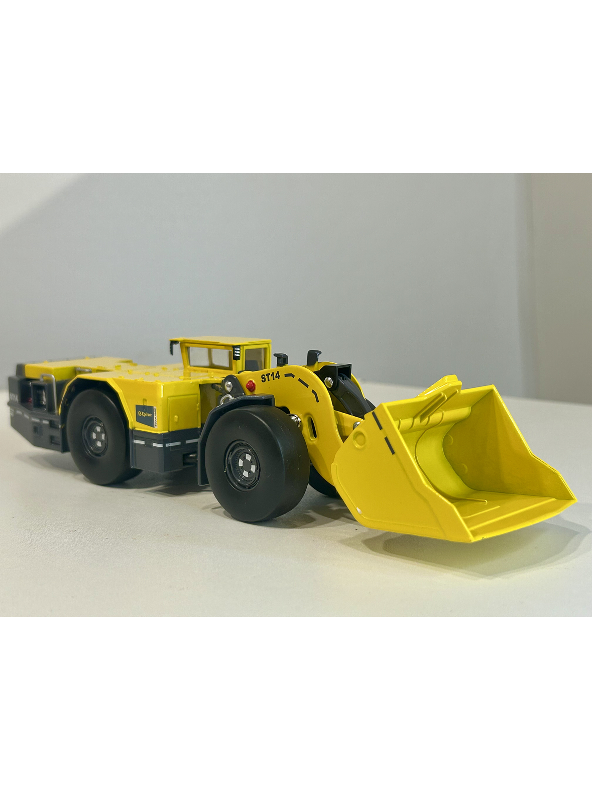 Scooptram ST14 Epiroc 1:50 — cargadora subterránea mítica para vitrinas mineras (SEO Jumpseller Chile) 4