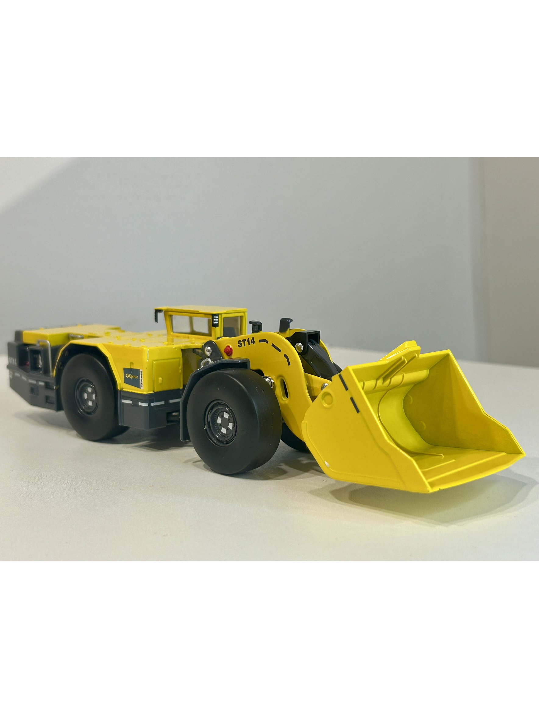 Scooptram ST14 Epiroc 1:50 — cargadora subterránea mítica para vitrinas mineras (SEO Jumpseller Chile) 4