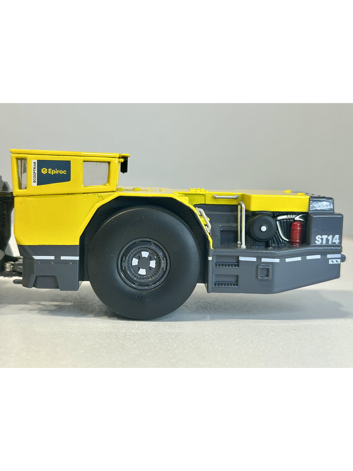 Scooptram ST14 Epiroc 1:50 — cargadora subterránea mítica para vitrinas mineras (SEO Jumpseller Chile) 9