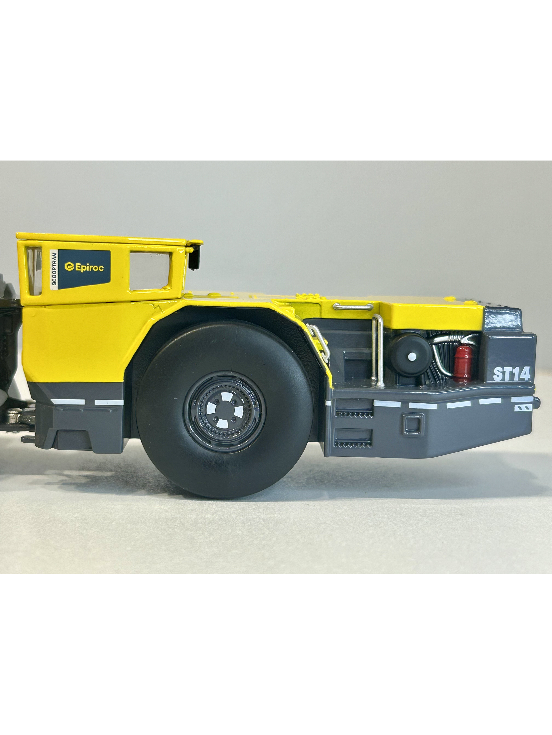 Scooptram ST14 Epiroc 1:50 — cargadora subterránea mítica para vitrinas mineras (SEO Jumpseller Chile) 9
