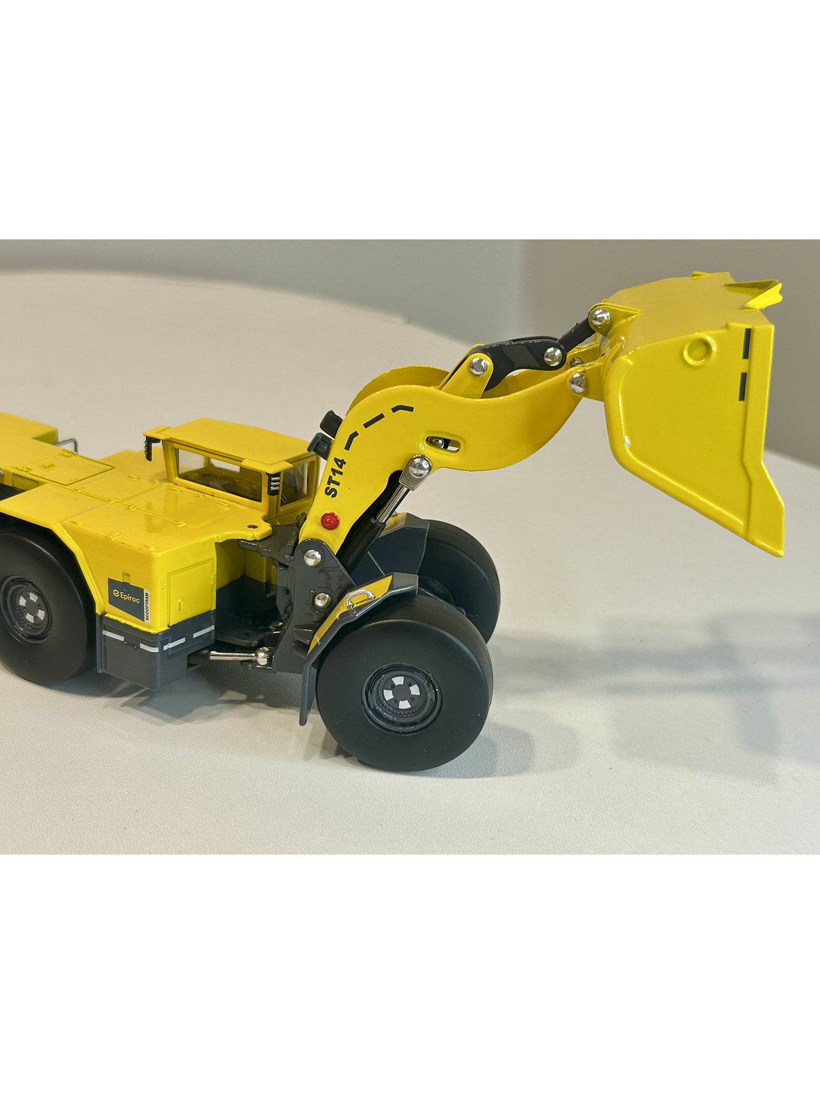 Scooptram ST14 Epiroc 1:50 — cargadora subterránea mítica para vitrinas mineras (SEO Jumpseller Chile) 3