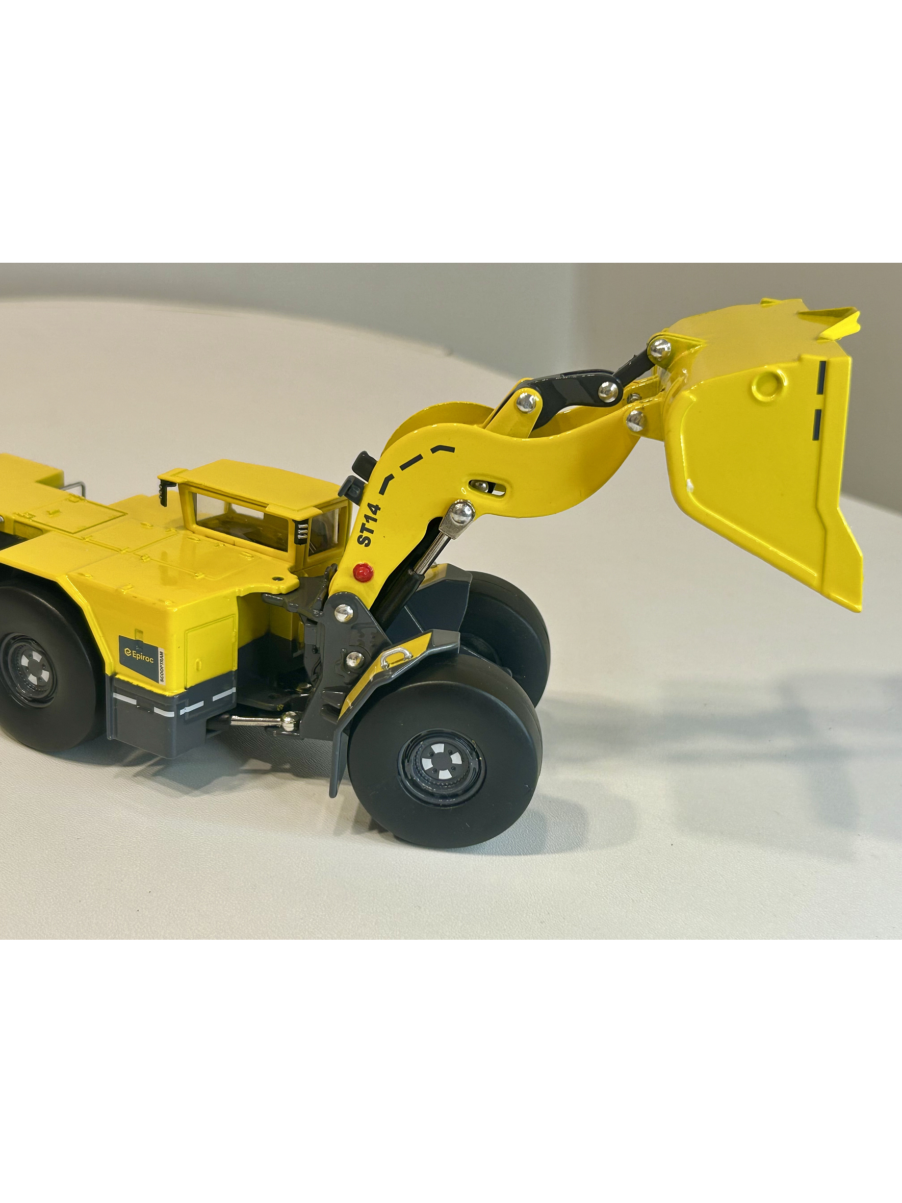 Scooptram ST14 Epiroc 1:50 — cargadora subterránea mítica para vitrinas mineras (SEO Jumpseller Chile) 3