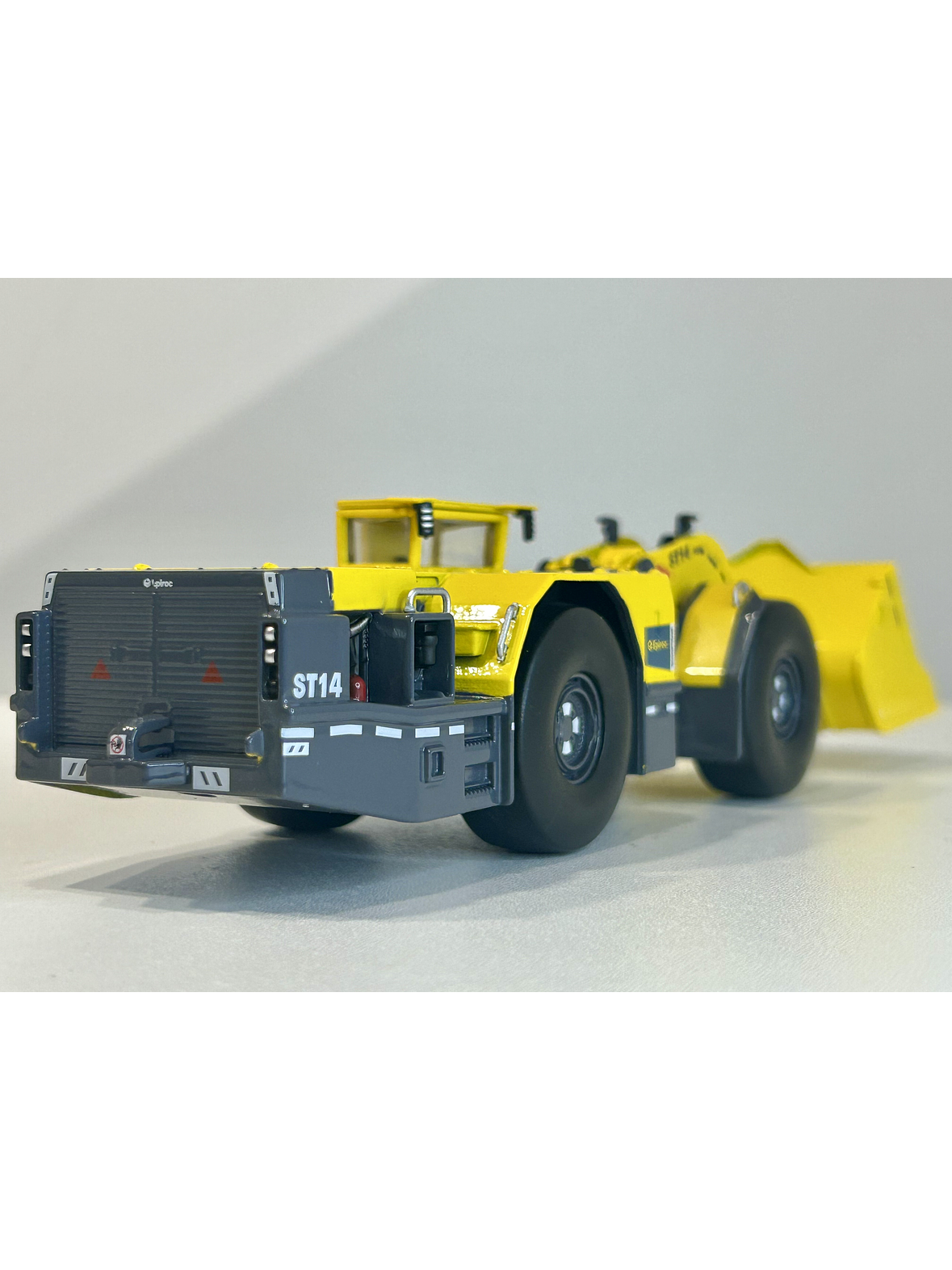 Scooptram ST14 Epiroc 1:50 — cargadora subterránea mítica para vitrinas mineras (SEO Jumpseller Chile) 6