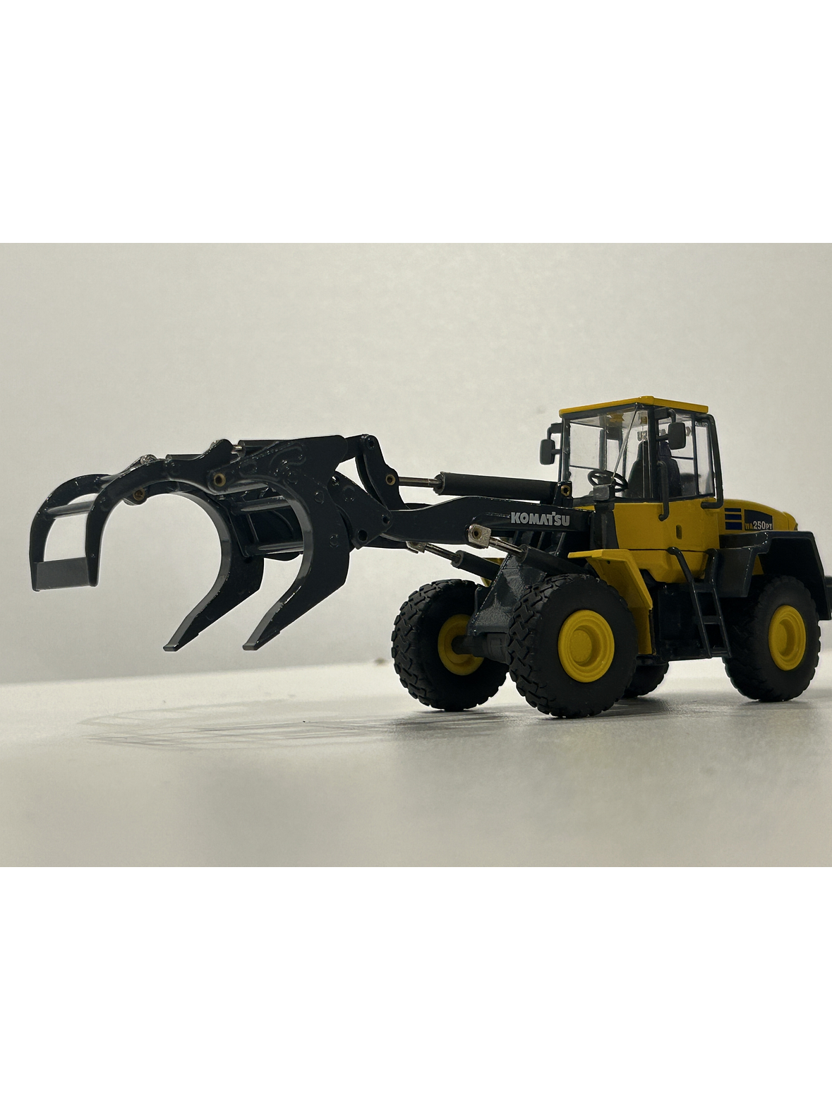 Komatsu WA250PT-5 1:50 CONRAD Modelle – Cargador frontal “tool carrier” de culto para operarios forestales y coleccionistas en Chile 3