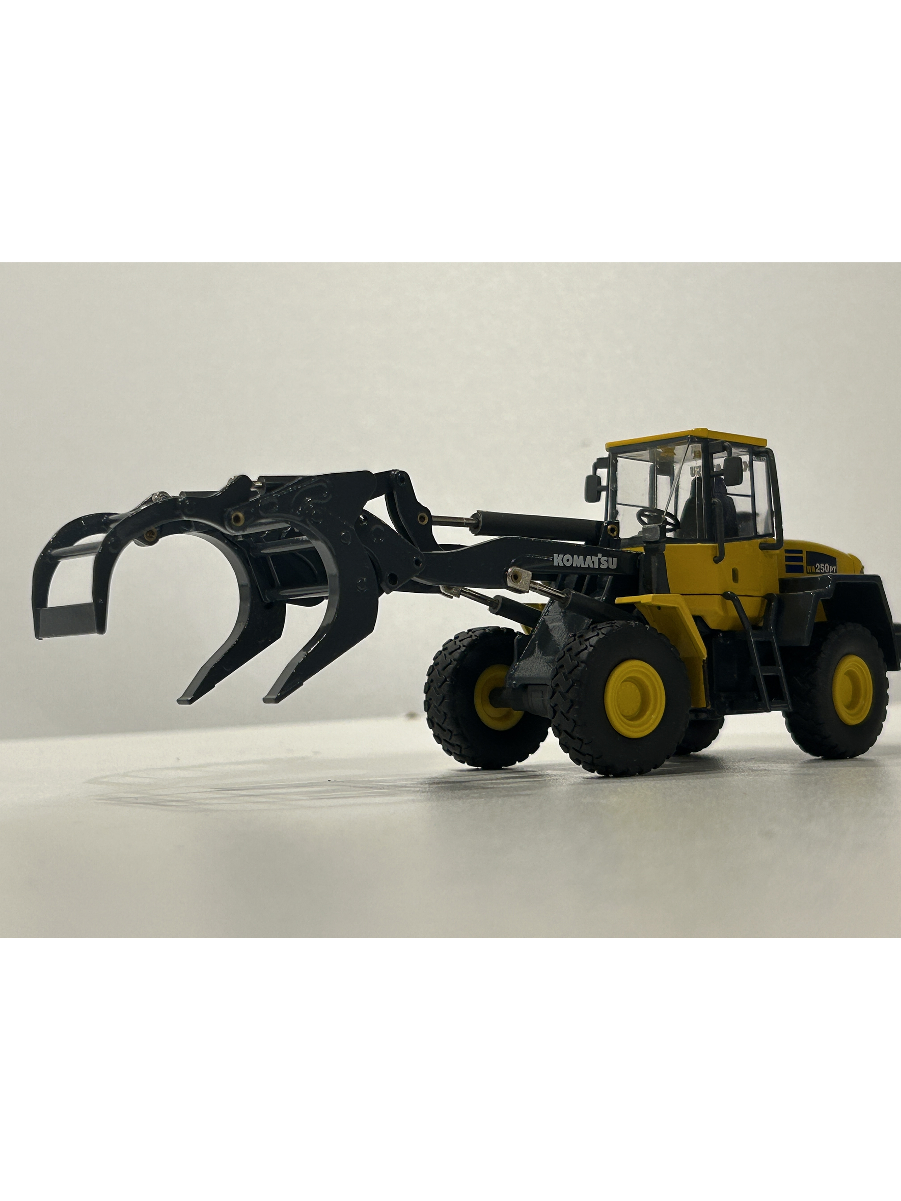 Komatsu WA250PT-5 1:50 CONRAD Modelle – Cargador frontal “tool carrier” de culto para operarios forestales y coleccionistas en Chile 3