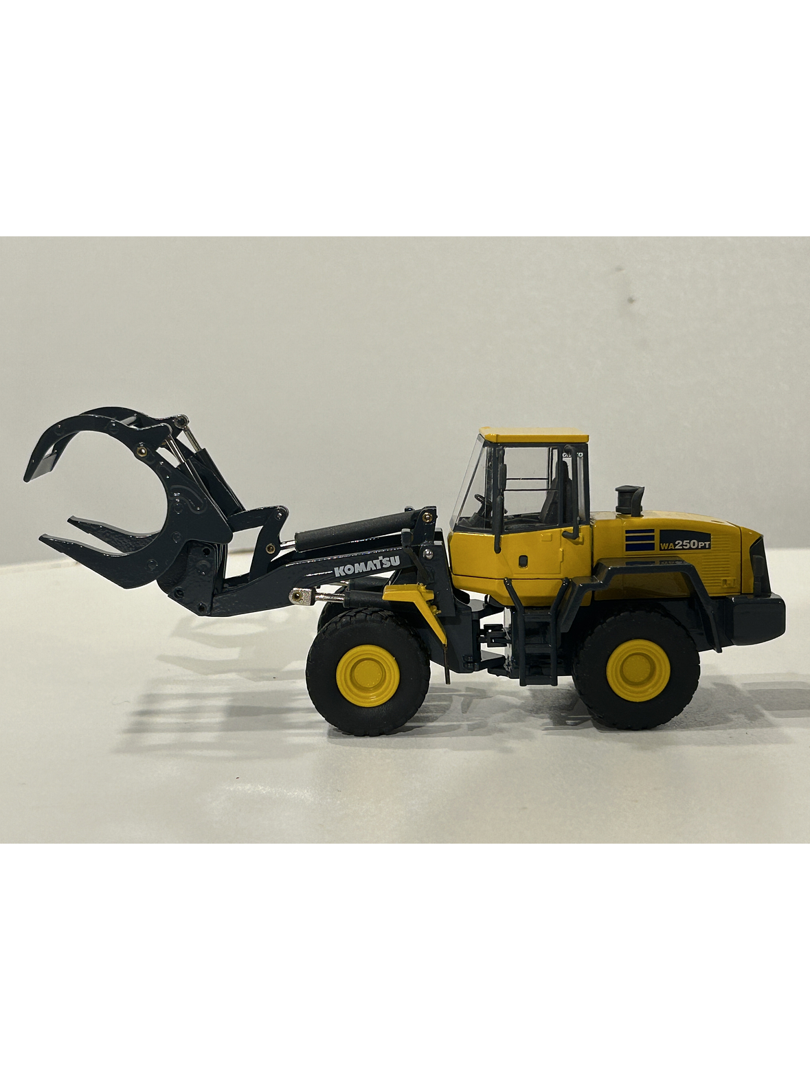 Komatsu WA250PT-5 1:50 CONRAD Modelle – Cargador frontal “tool carrier” de culto para operarios forestales y coleccionistas en Chile 12