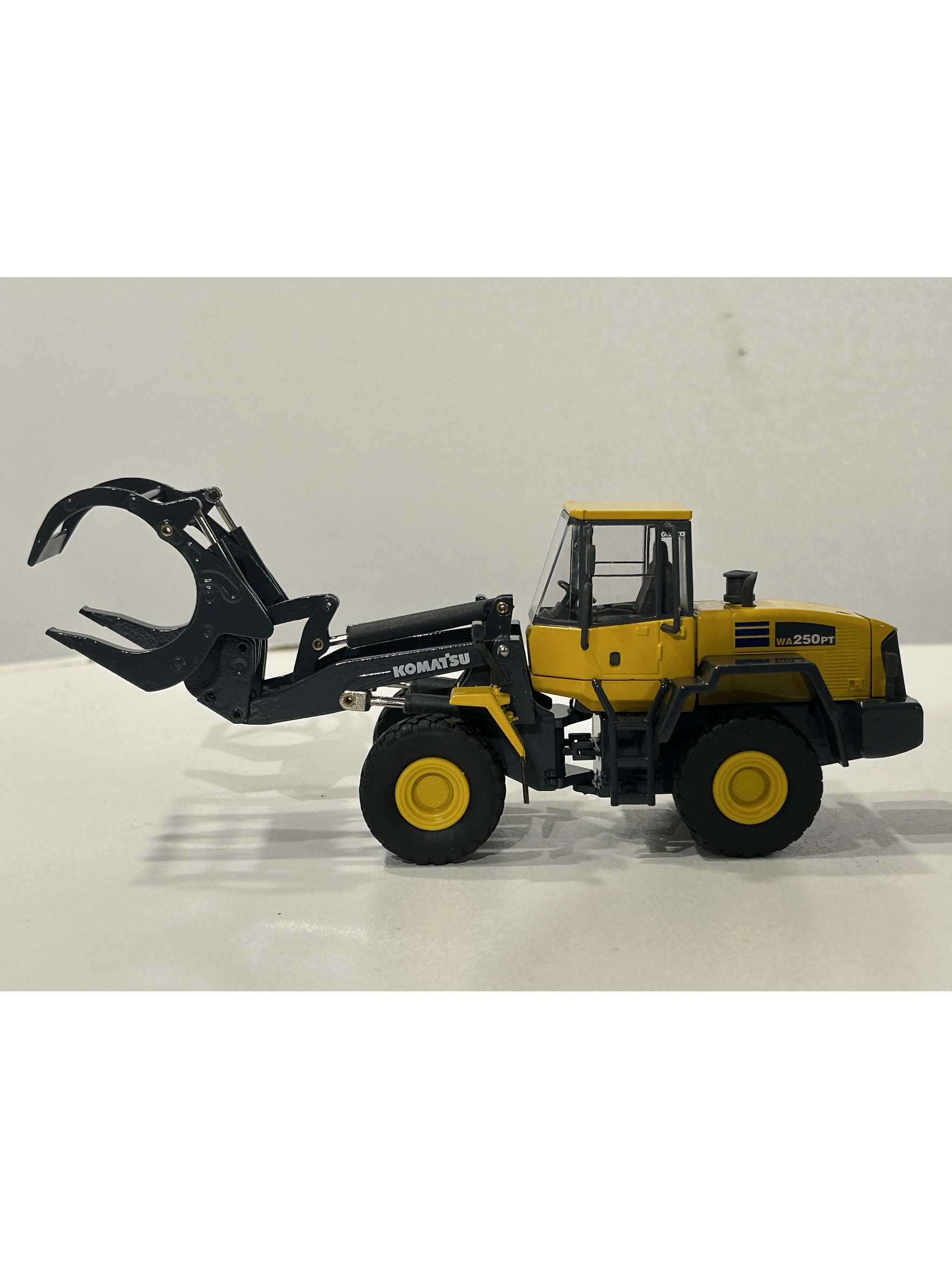 Komatsu WA250PT-5 1:50 CONRAD Modelle – Cargador frontal “tool carrier” de culto para operarios forestales y coleccionistas en Chile 12