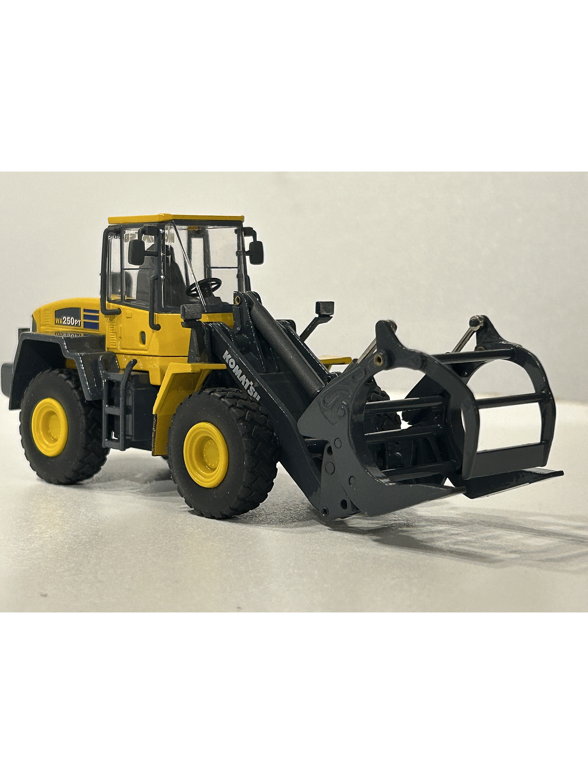Komatsu WA250PT-5 1:50 CONRAD Modelle – Cargador frontal “tool carrier” de culto para operarios forestales y coleccionistas en Chile 5