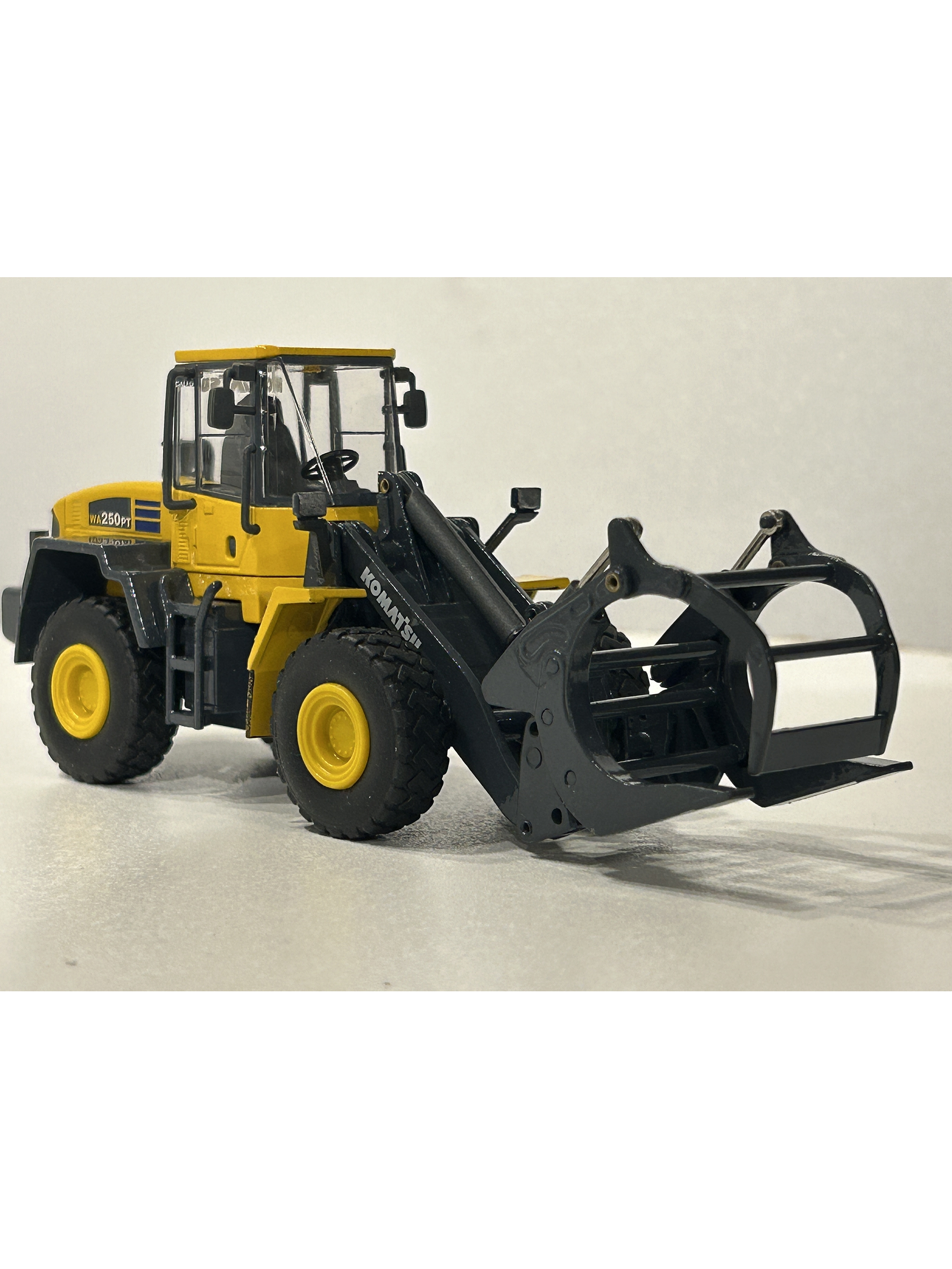 Komatsu WA250PT-5 1:50 CONRAD Modelle – Cargador frontal “tool carrier” de culto para operarios forestales y coleccionistas en Chile 5