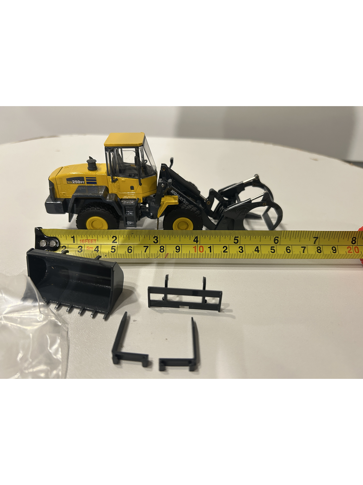 Komatsu WA250PT-5 1:50 CONRAD Modelle – Cargador frontal “tool carrier” de culto para operarios forestales y coleccionistas en Chile 7