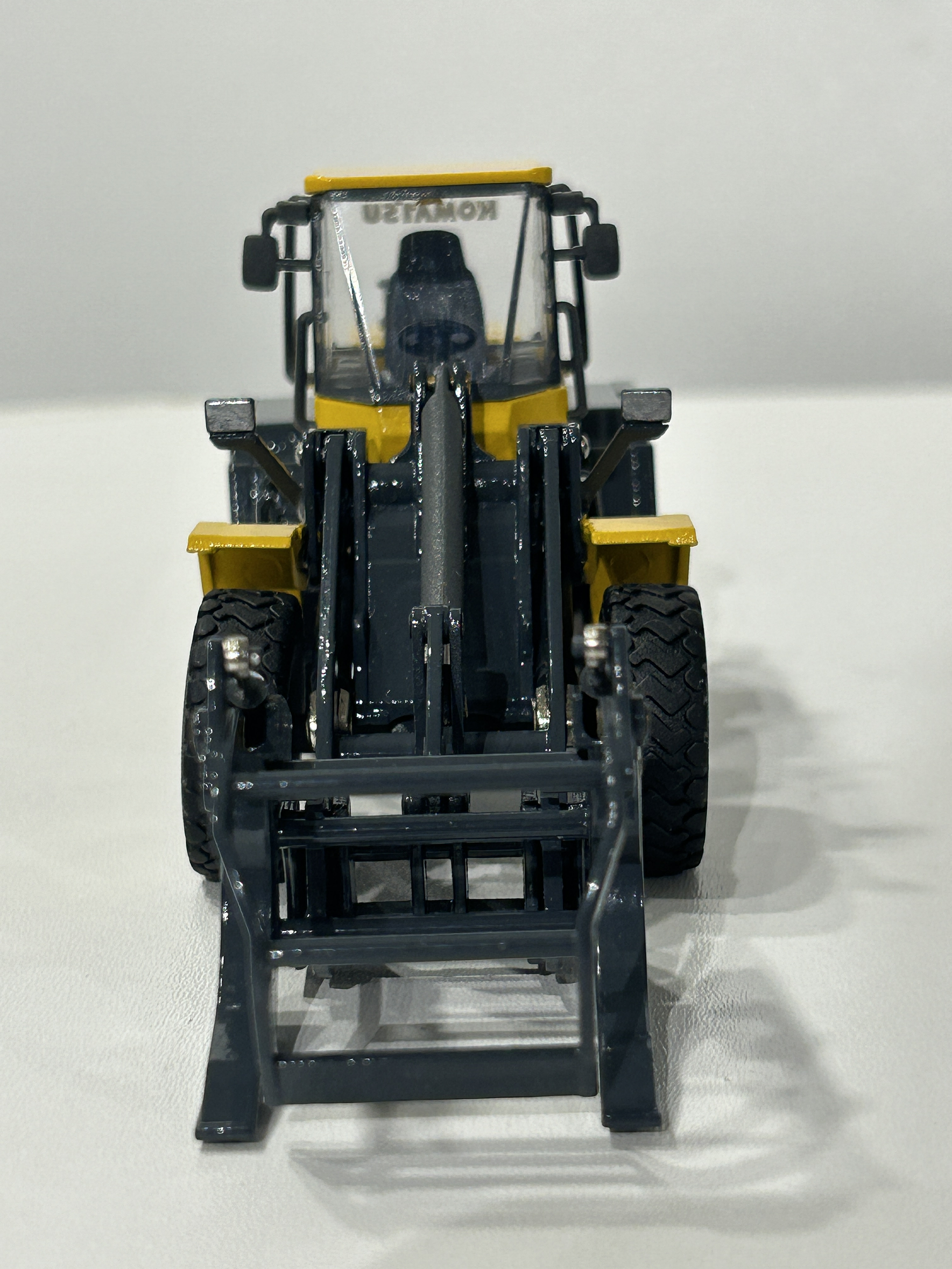 Komatsu WA250PT-5 1:50 CONRAD Modelle – Cargador frontal “tool carrier” de culto para operarios forestales y coleccionistas en Chile 4
