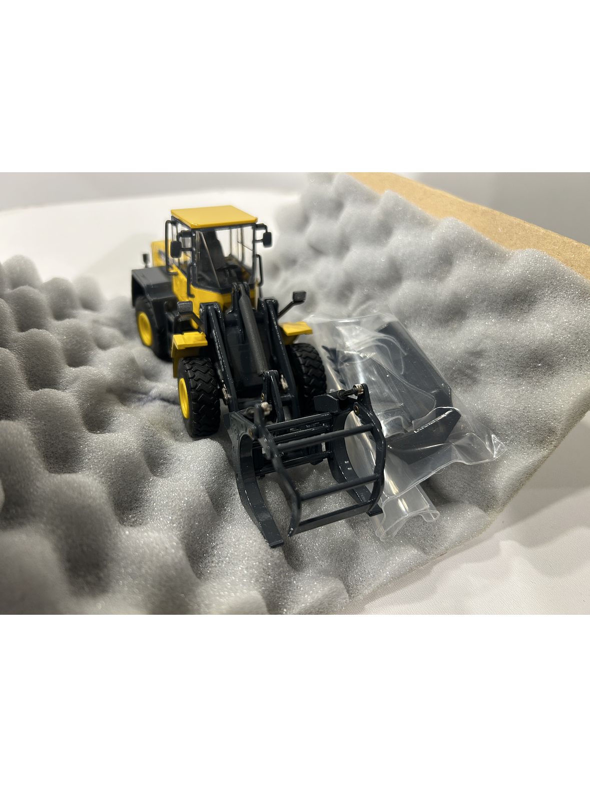 Komatsu WA250PT-5 1:50 CONRAD Modelle – Cargador frontal “tool carrier” de culto para operarios forestales y coleccionistas en Chile 6