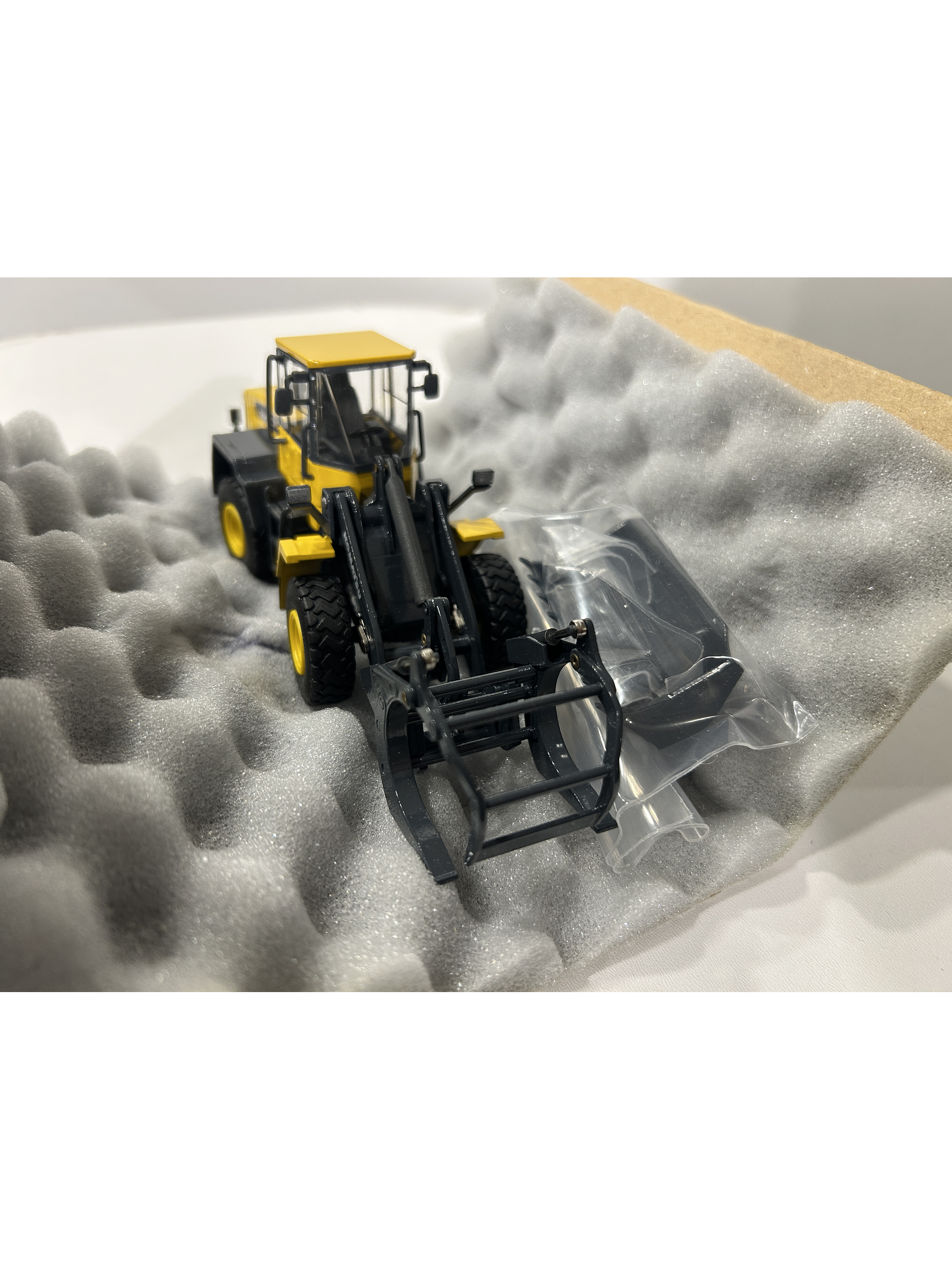 Komatsu WA250PT-5 1:50 CONRAD Modelle – Cargador frontal “tool carrier” de culto para operarios forestales y coleccionistas en Chile 6