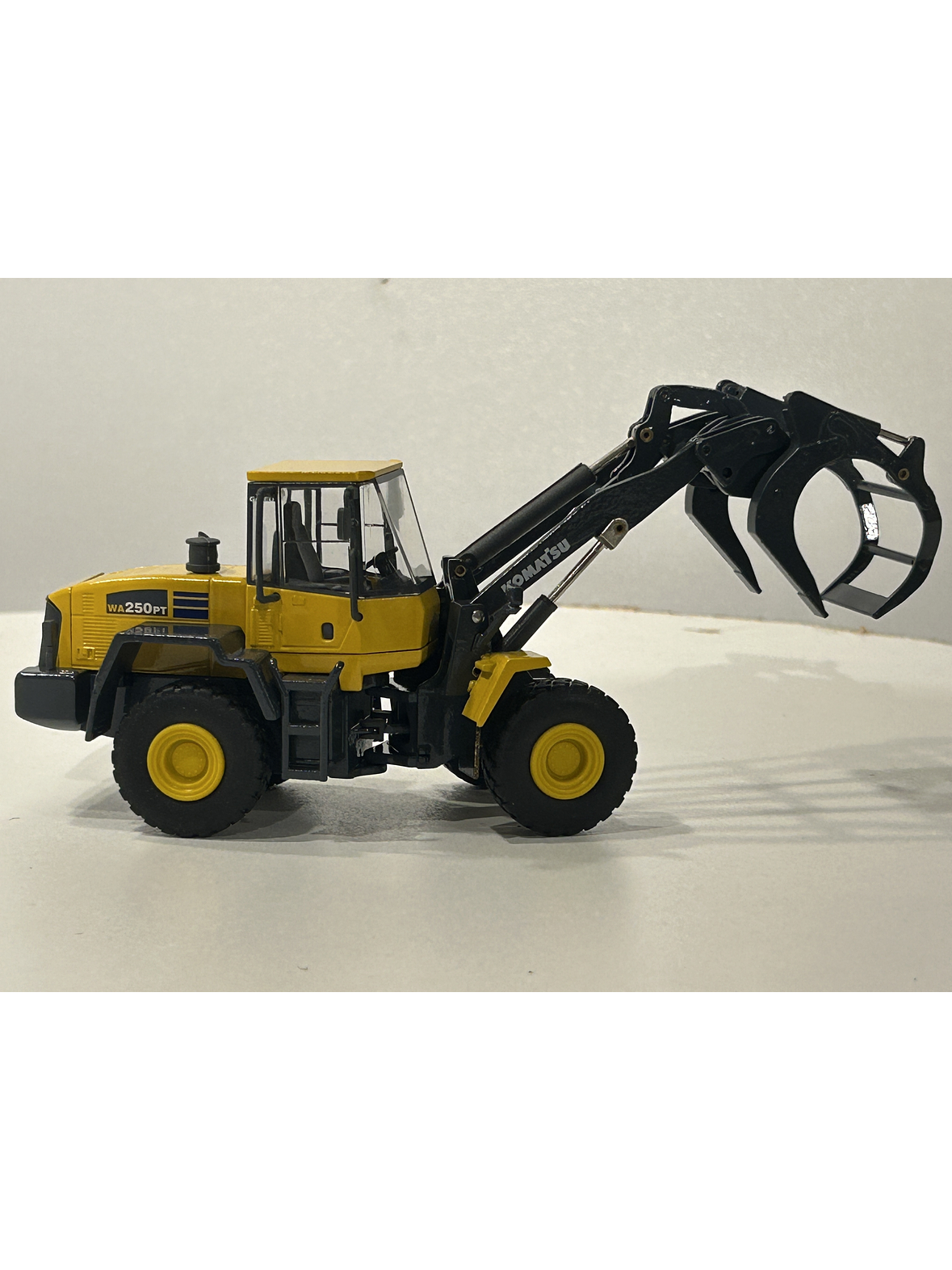 Komatsu WA250PT-5 1:50 CONRAD Modelle – Cargador frontal “tool carrier” de culto para operarios forestales y coleccionistas en Chile 8