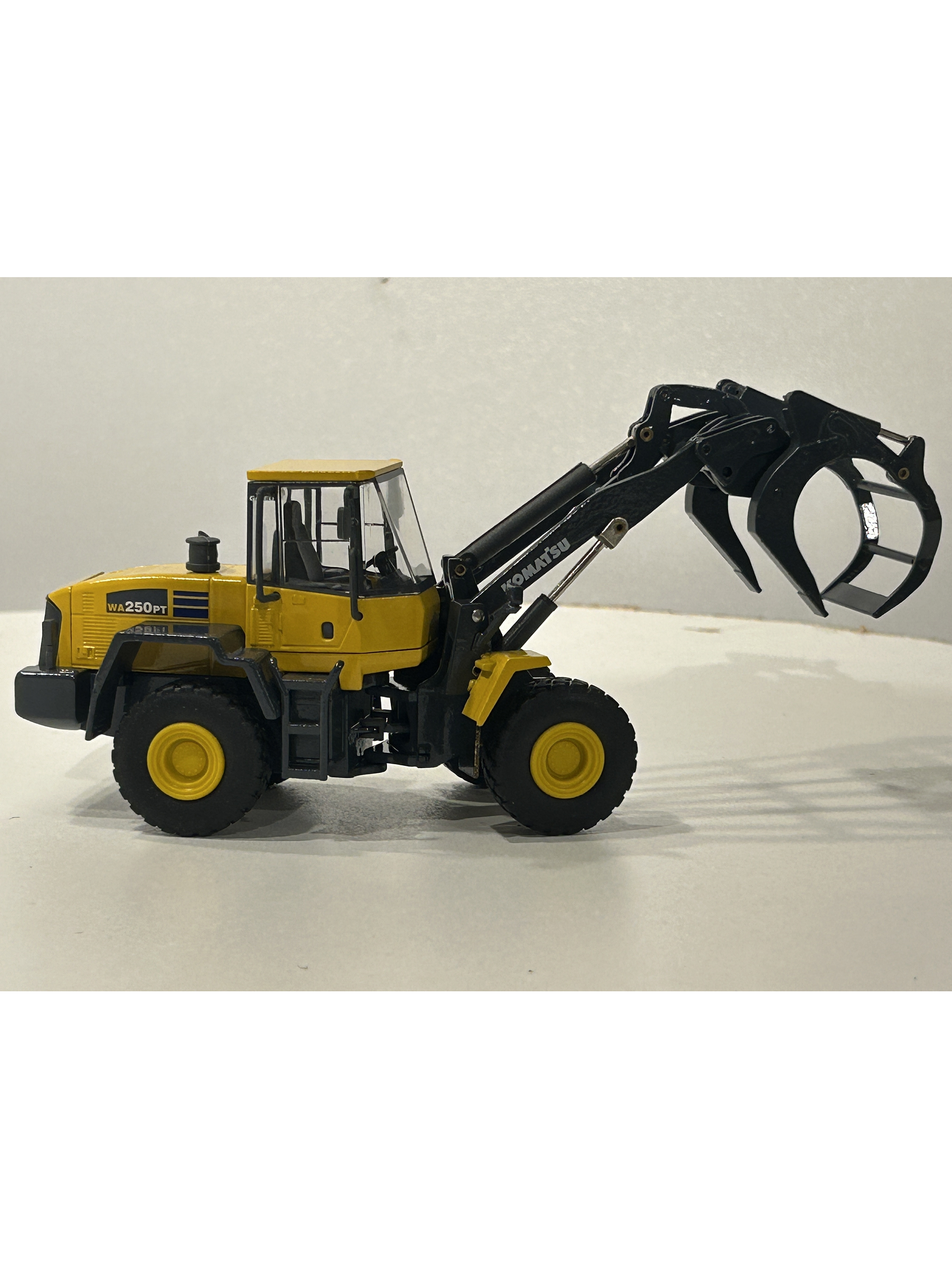 Komatsu WA250PT-5 1:50 CONRAD Modelle – Cargador frontal “tool carrier” de culto para operarios forestales y coleccionistas en Chile 8