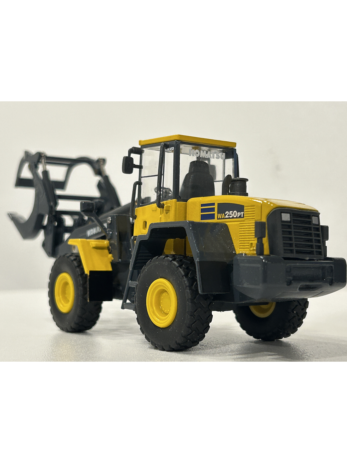 Komatsu WA250PT-5 1:50 CONRAD Modelle – Cargador frontal “tool carrier” de culto para operarios forestales y coleccionistas en Chile 11