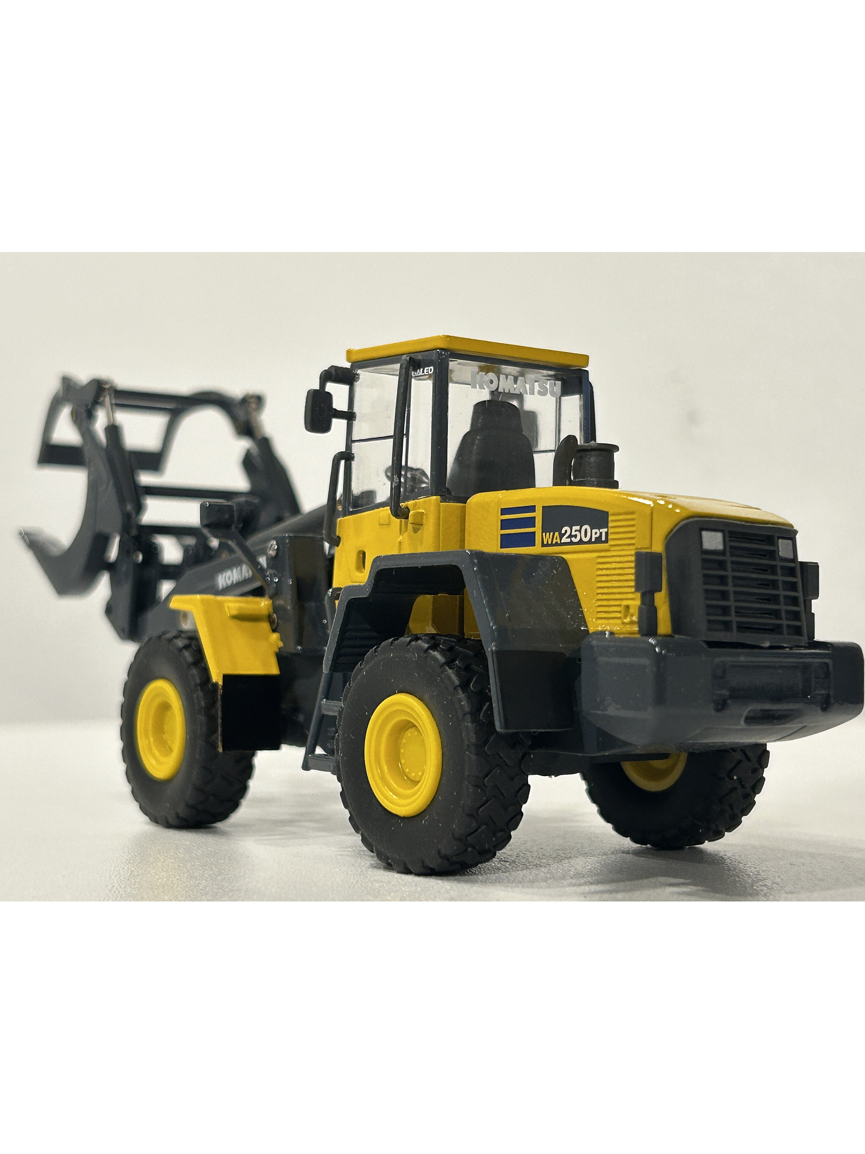 Komatsu WA250PT-5 1:50 CONRAD Modelle – Cargador frontal “tool carrier” de culto para operarios forestales y coleccionistas en Chile 11