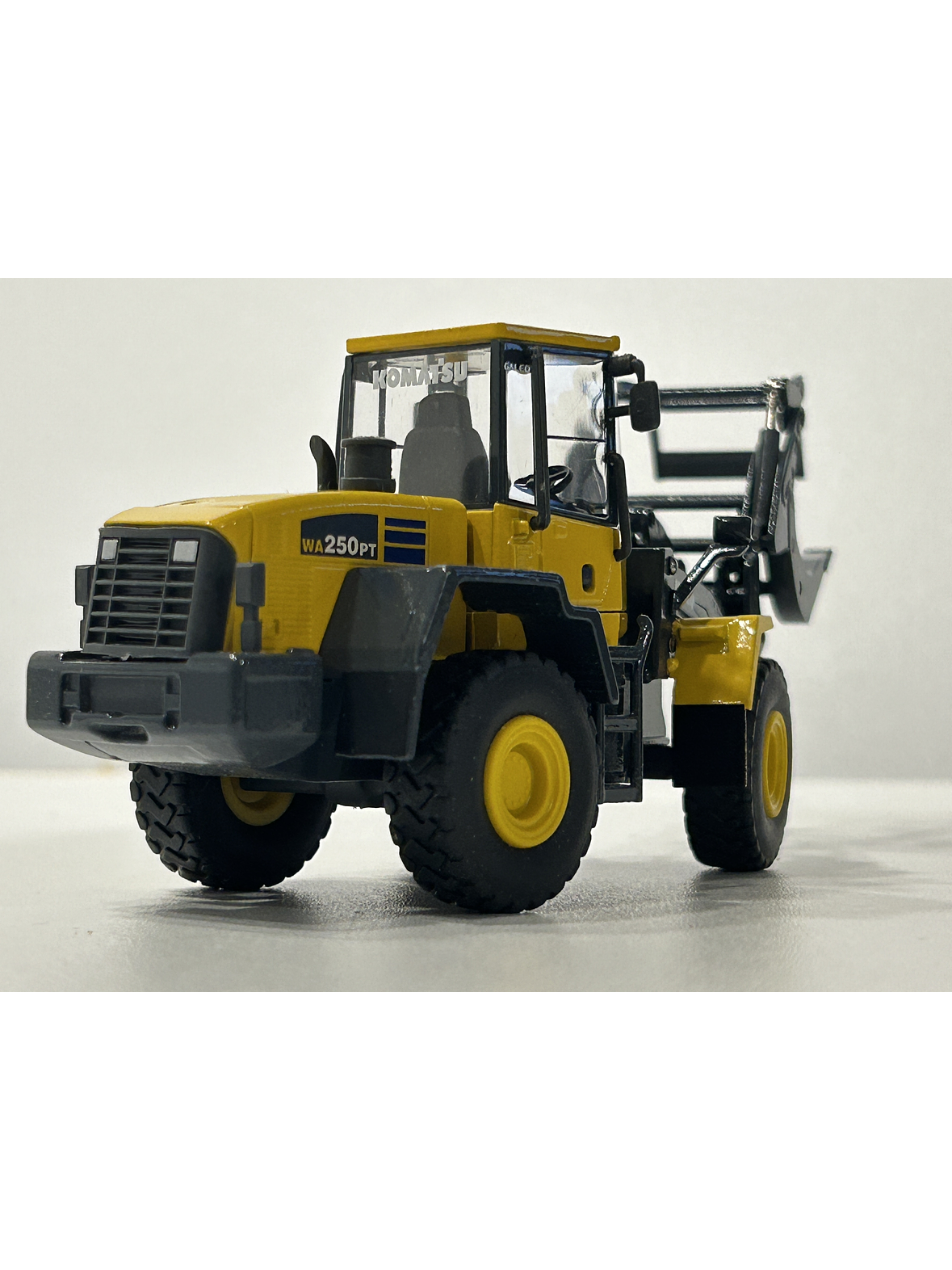 Komatsu WA250PT-5 1:50 CONRAD Modelle – Cargador frontal “tool carrier” de culto para operarios forestales y coleccionistas en Chile 9