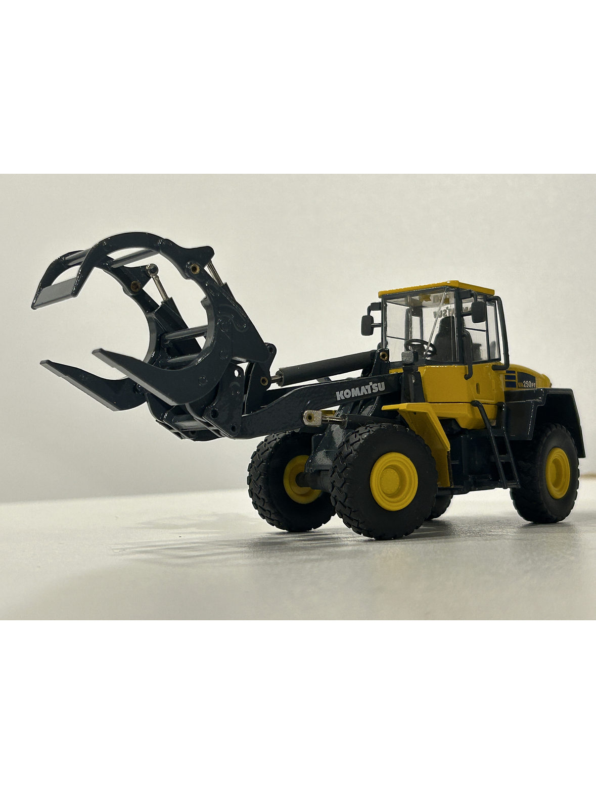 Komatsu WA250PT-5 1:50 CONRAD Modelle – Cargador frontal “tool carrier” de culto para operarios forestales y coleccionistas en Chile 2