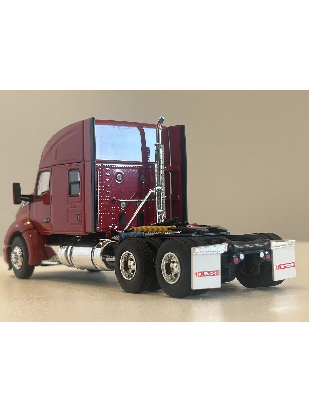 Camión Kenworth T680 6x4 | Rojo - WSI USA Basic Line. Miniatura escala 1:50 9