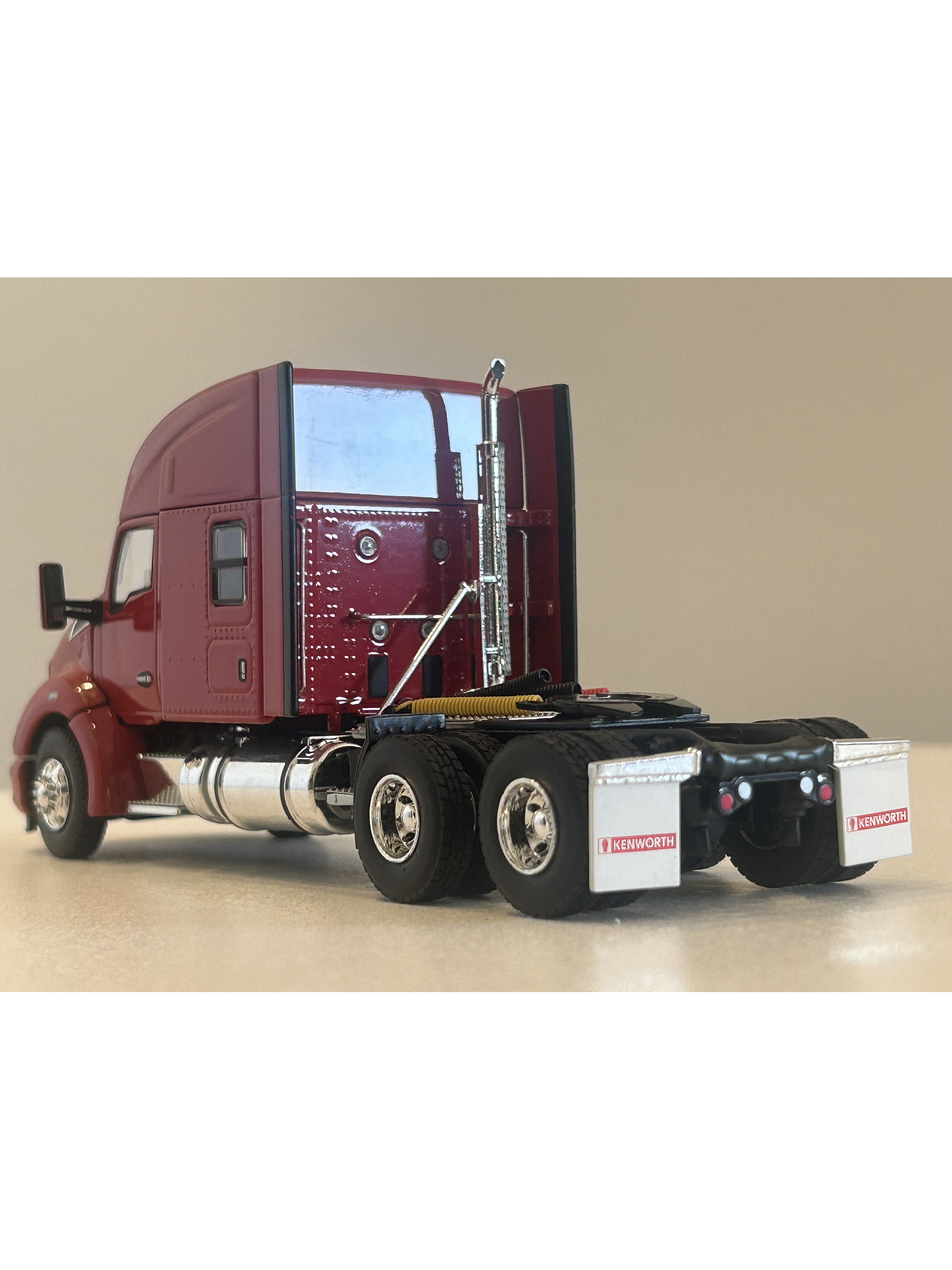 Camión Kenworth T680 6x4 | Rojo - WSI USA Basic Line. Miniatura escala 1:50 9