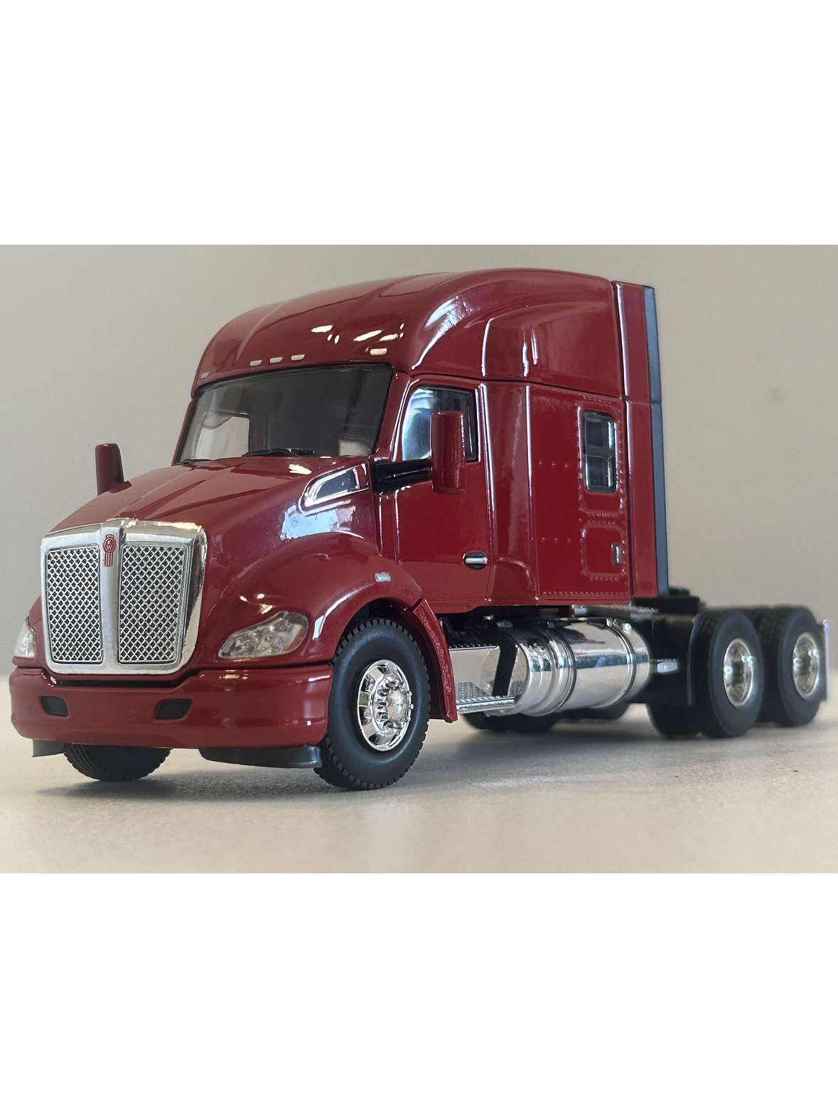 Camión Kenworth T680 6x4 | Rojo - WSI USA Basic Line. Miniatura escala 1:50 1