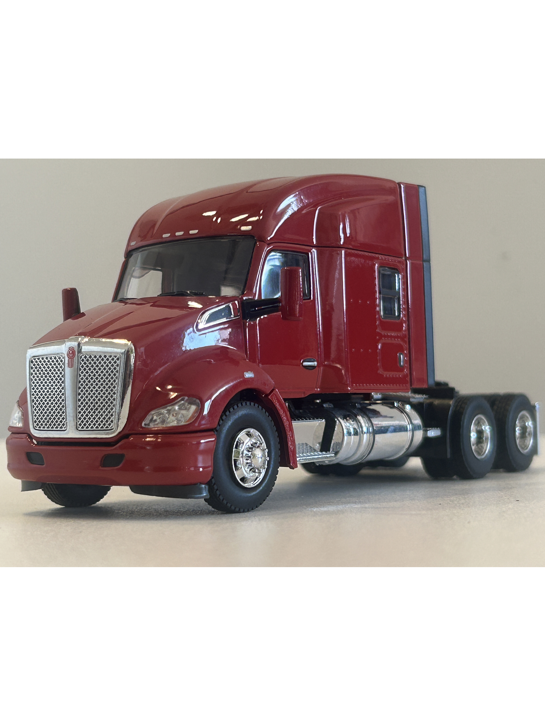 Camión Kenworth T680 6x4 | Rojo - WSI USA Basic Line. Miniatura escala 1:50 1