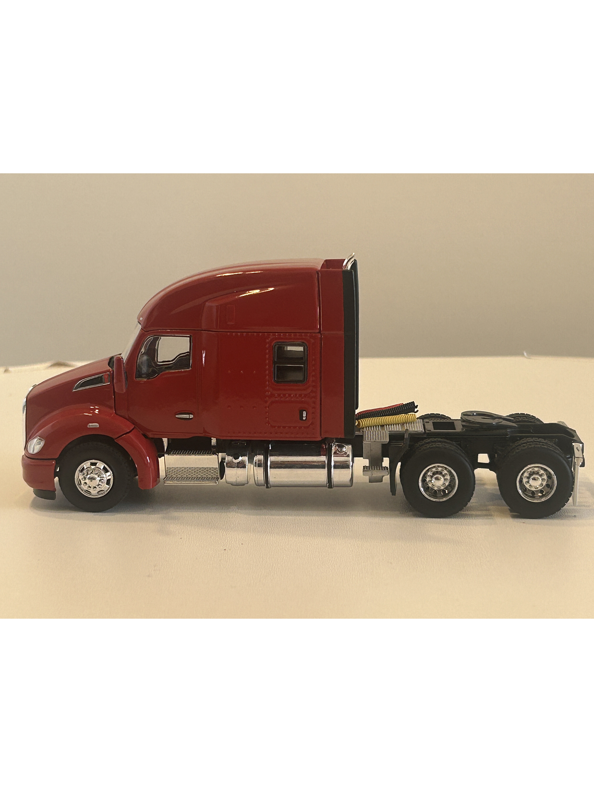 Camión Kenworth T680 6x4 | Rojo - WSI USA Basic Line. Miniatura escala 1:50 10