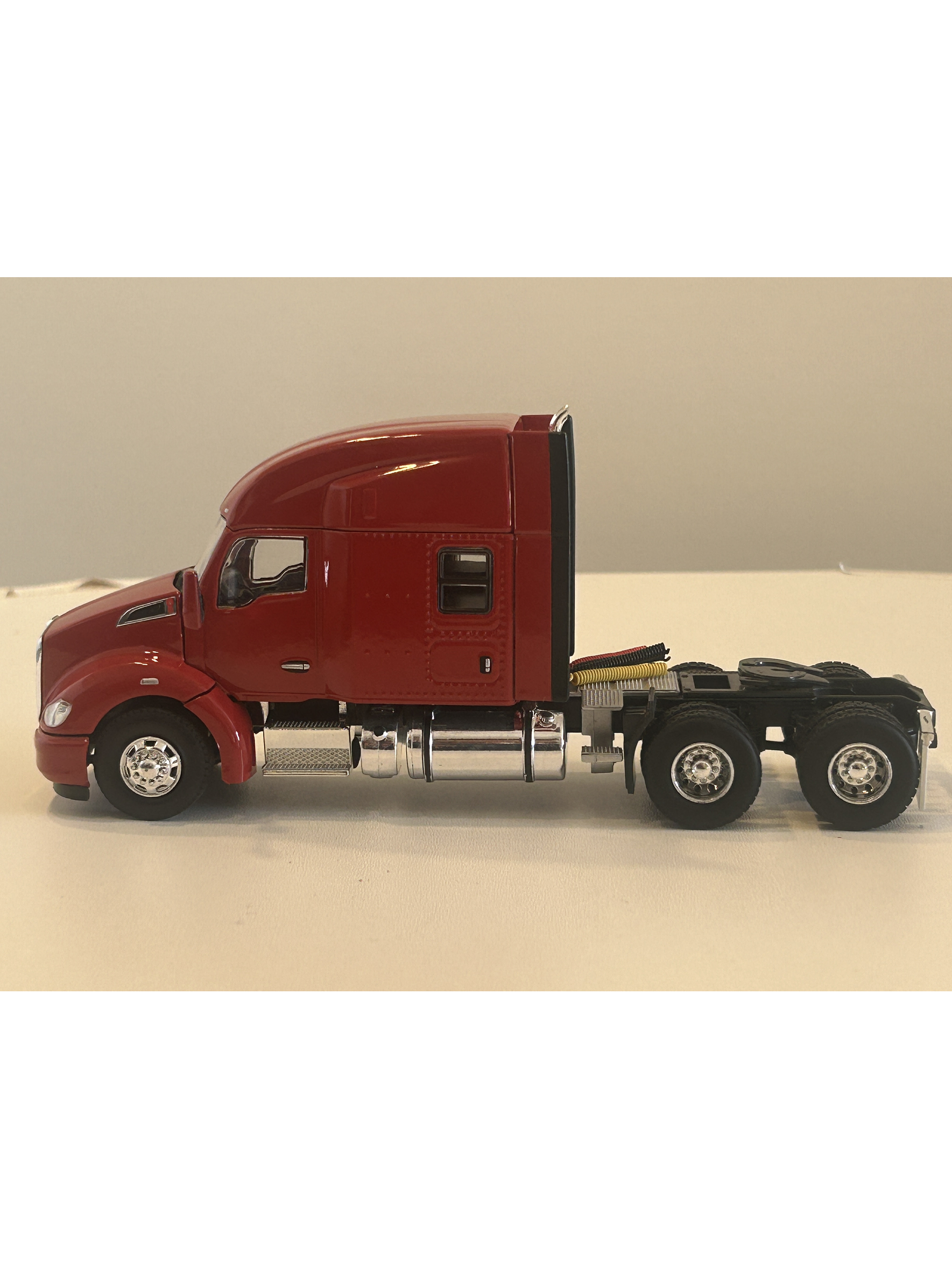 Camión Kenworth T680 6x4 | Rojo - WSI USA Basic Line. Miniatura escala 1:50 10