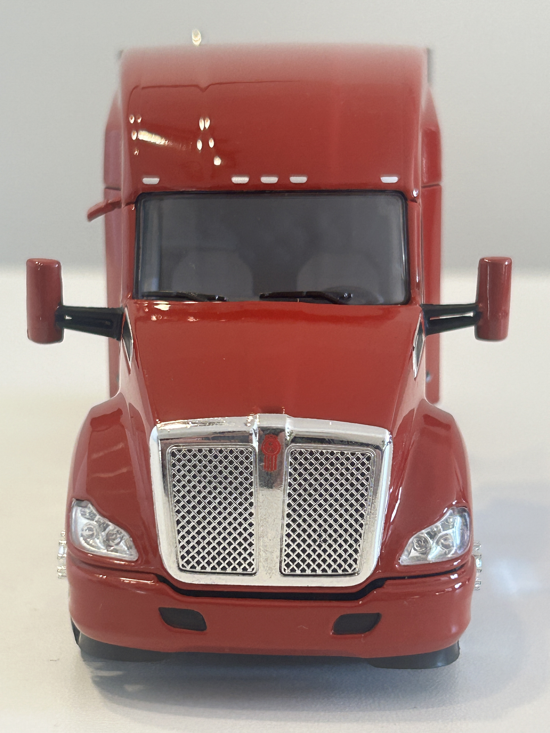 Camión Kenworth T680 6x4 | Rojo - WSI USA Basic Line. Miniatura escala 1:50 3