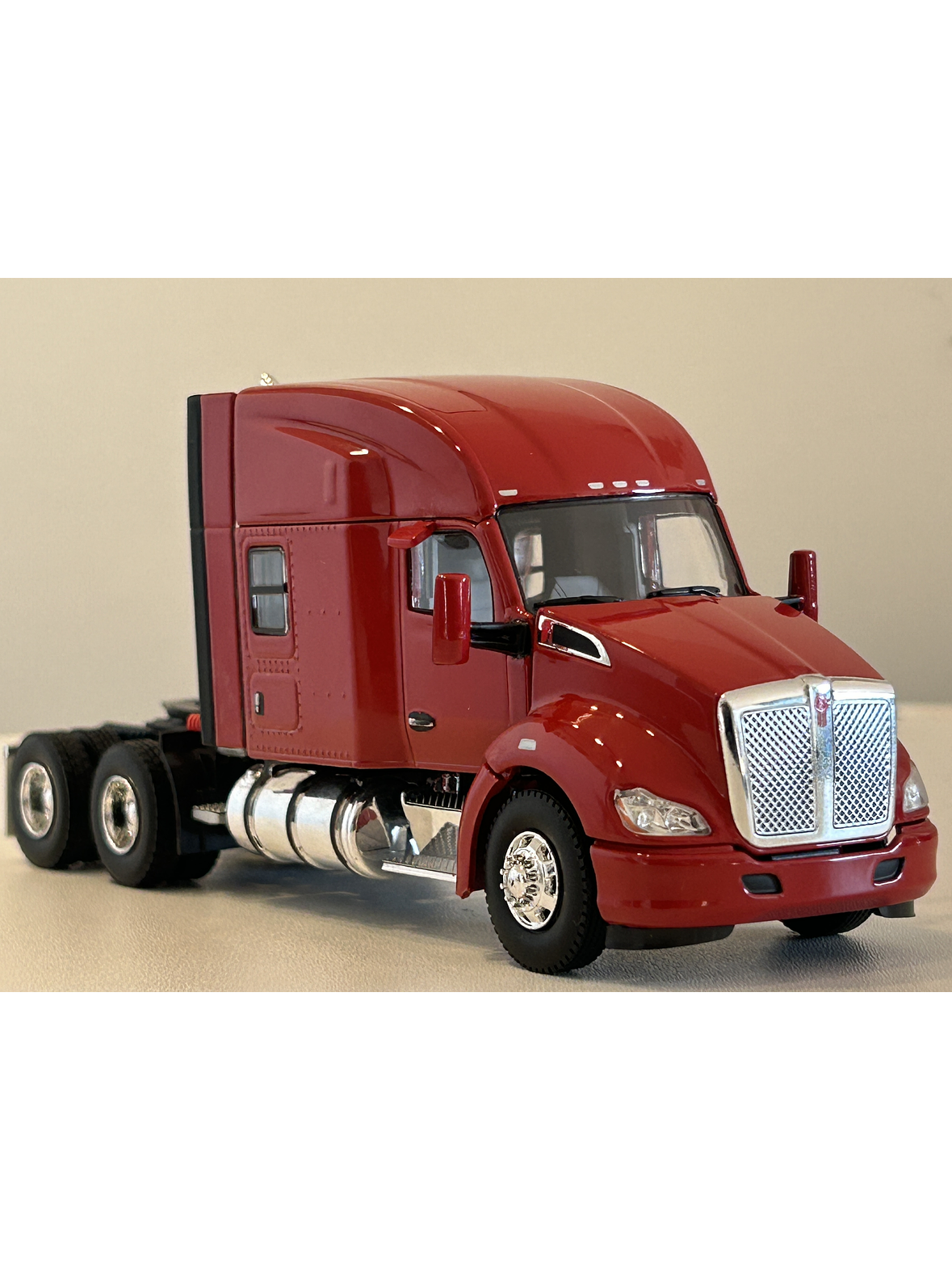 Camión Kenworth T680 6x4 | Rojo - WSI USA Basic Line. Miniatura escala 1:50 5