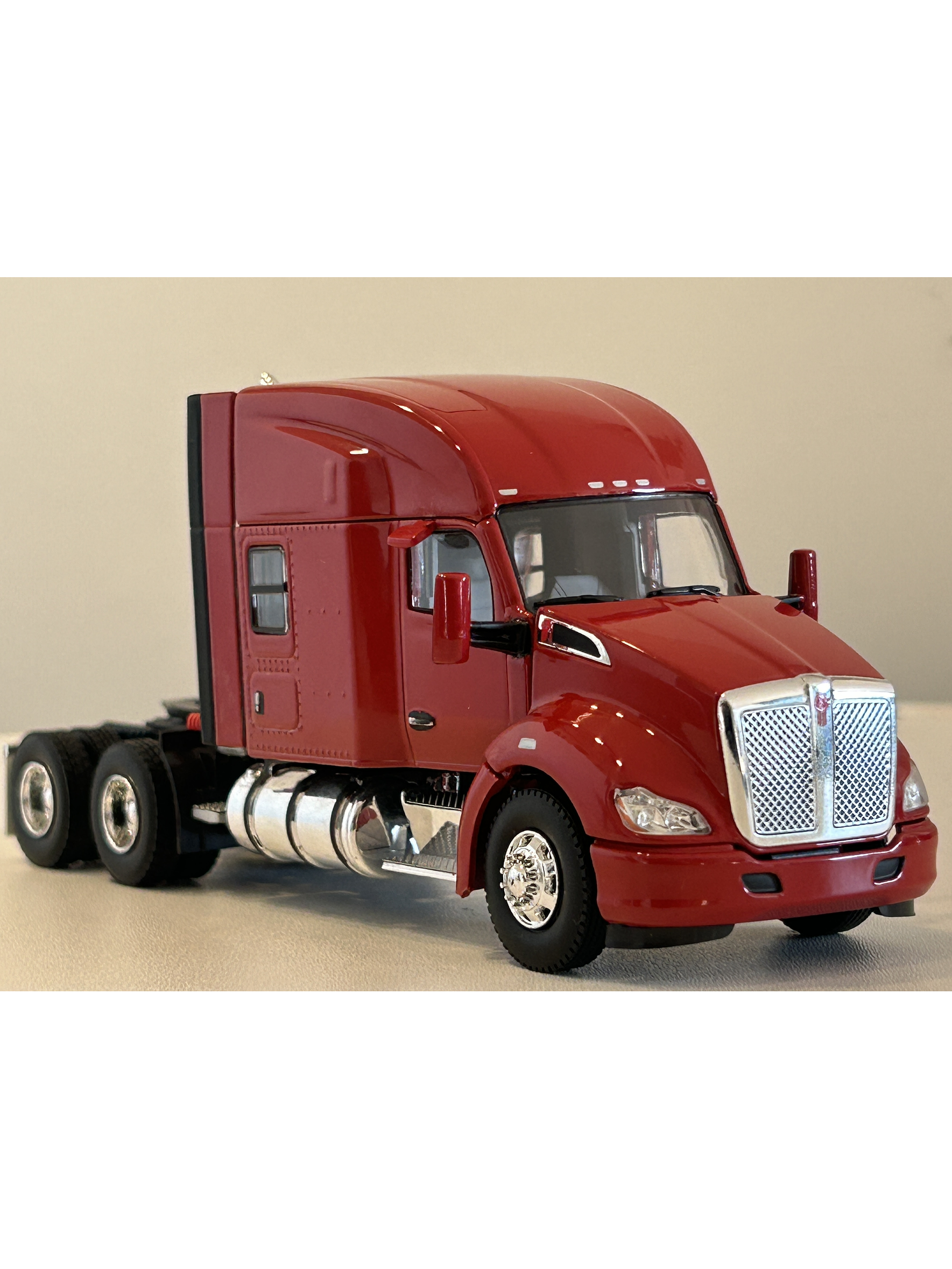 Camión Kenworth T680 6x4 | Rojo - WSI USA Basic Line. Miniatura escala 1:50 5
