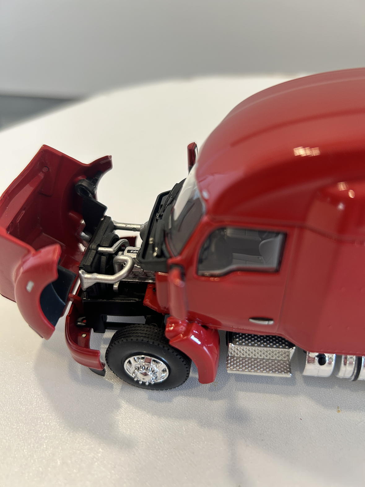 Camión Kenworth T680 6x4 | Rojo - WSI USA Basic Line. Miniatura escala 1:50 2