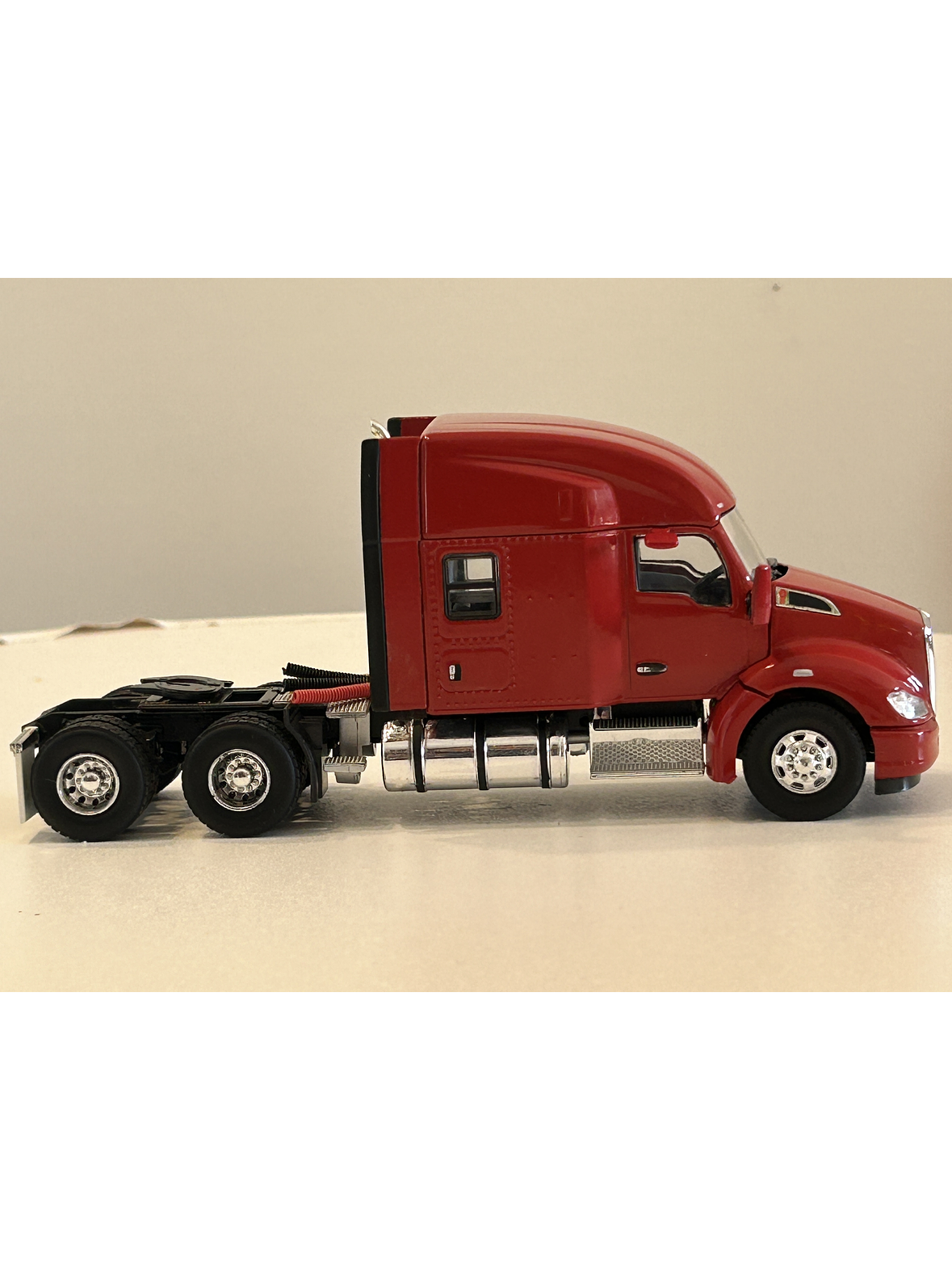 Camión Kenworth T680 6x4 | Rojo - WSI USA Basic Line. Miniatura escala 1:50 6