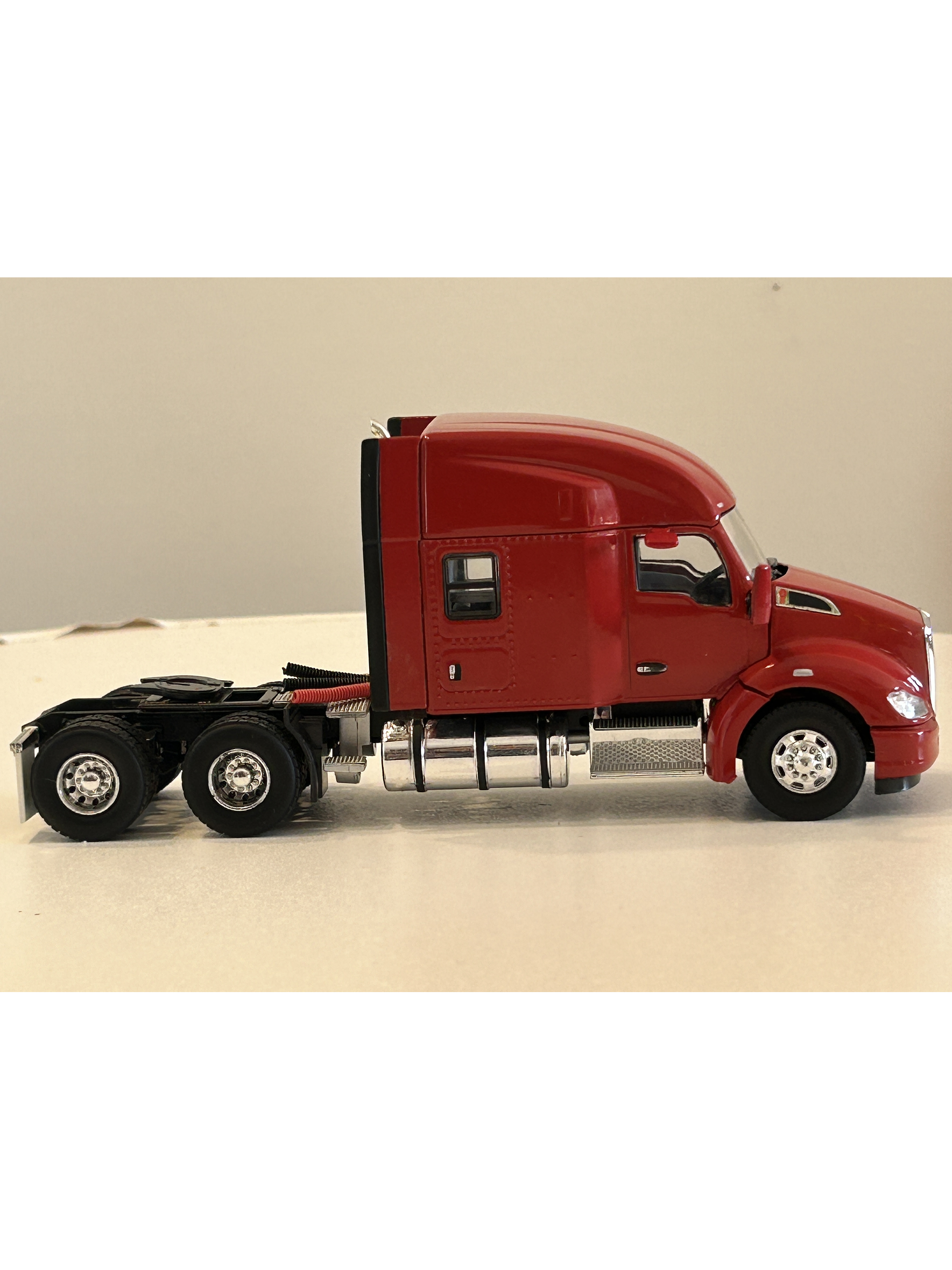 Camión Kenworth T680 6x4 | Rojo - WSI USA Basic Line. Miniatura escala 1:50 6