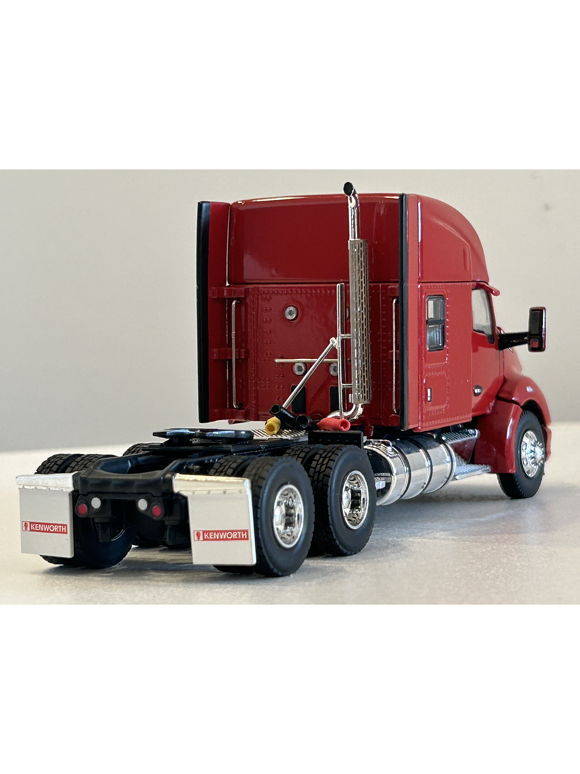 Camión Kenworth T680 6x4 | Rojo - WSI USA Basic Line. Miniatura escala 1:50 7