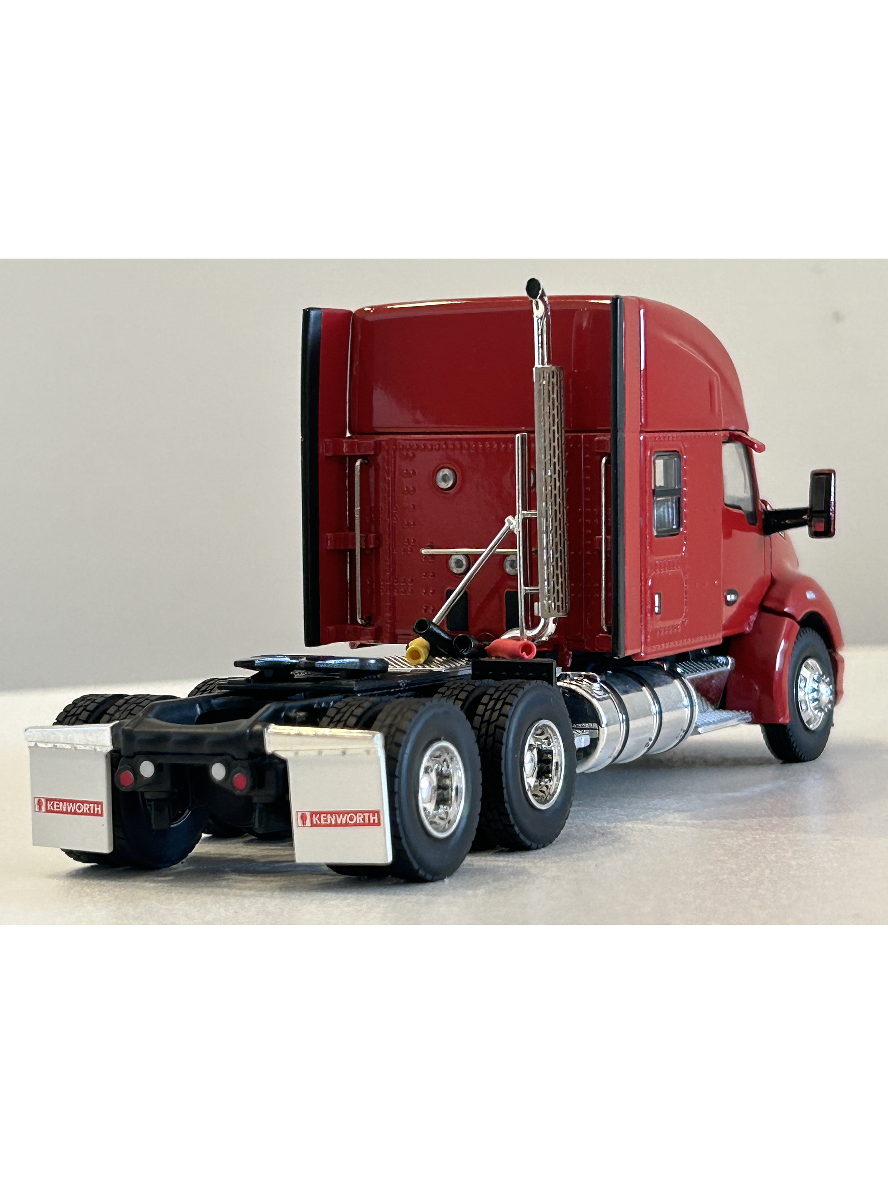 Camión Kenworth T680 6x4 | Rojo - WSI USA Basic Line. Miniatura escala 1:50 7