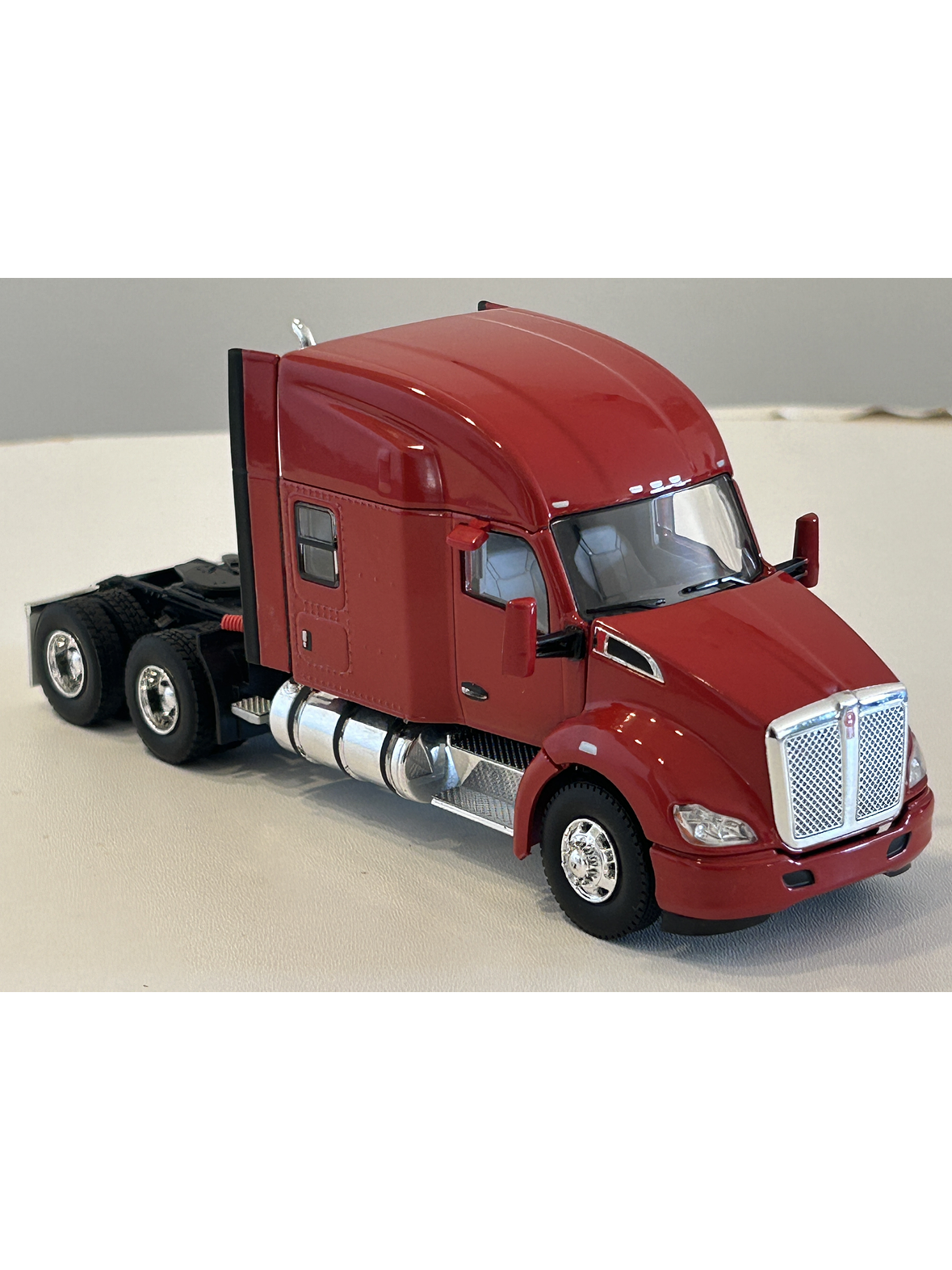Camión Kenworth T680 6x4 | Rojo - WSI USA Basic Line. Miniatura escala 1:50 4