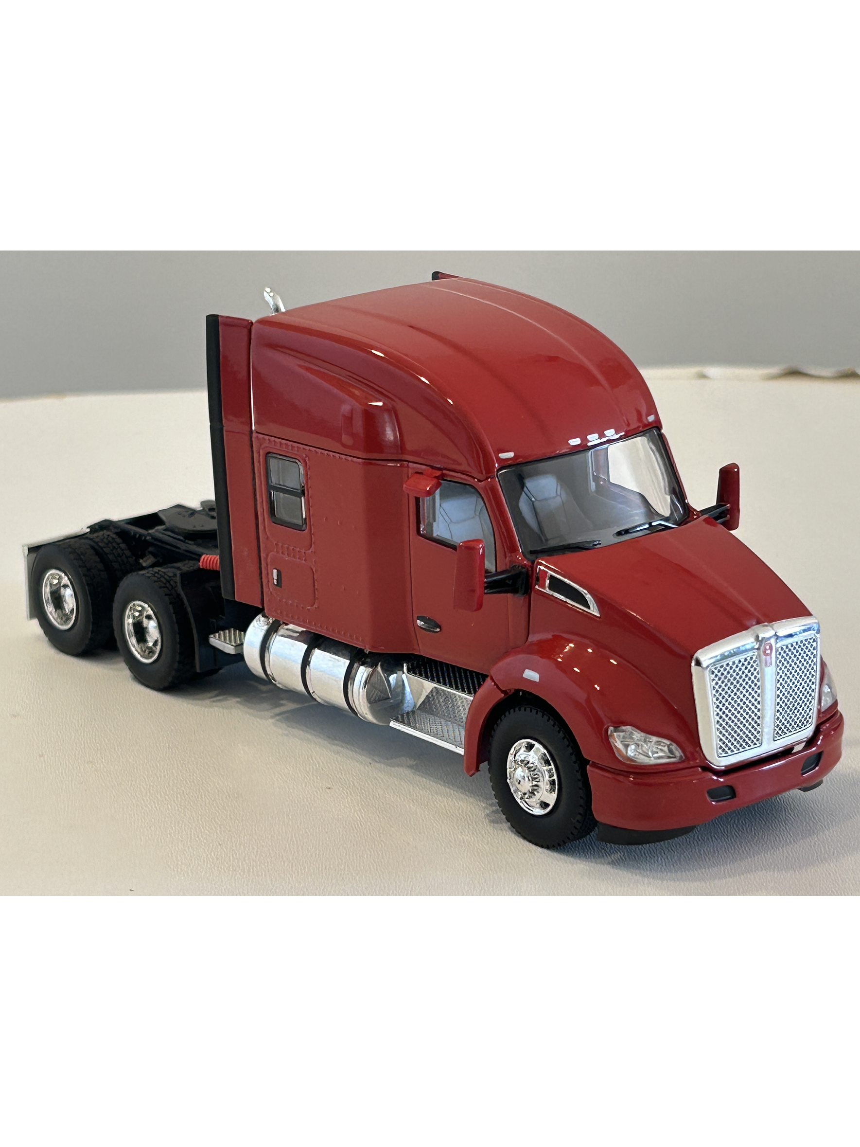 Camión Kenworth T680 6x4 | Rojo - WSI USA Basic Line. Miniatura escala 1:50 4