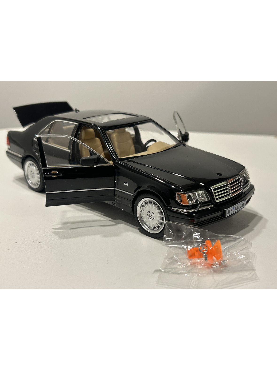 Jinlifang Mercedes-Benz S320 W140 1:24 plata – Sedán de lujo a escala con aperturas y detalle interior | Chile 12