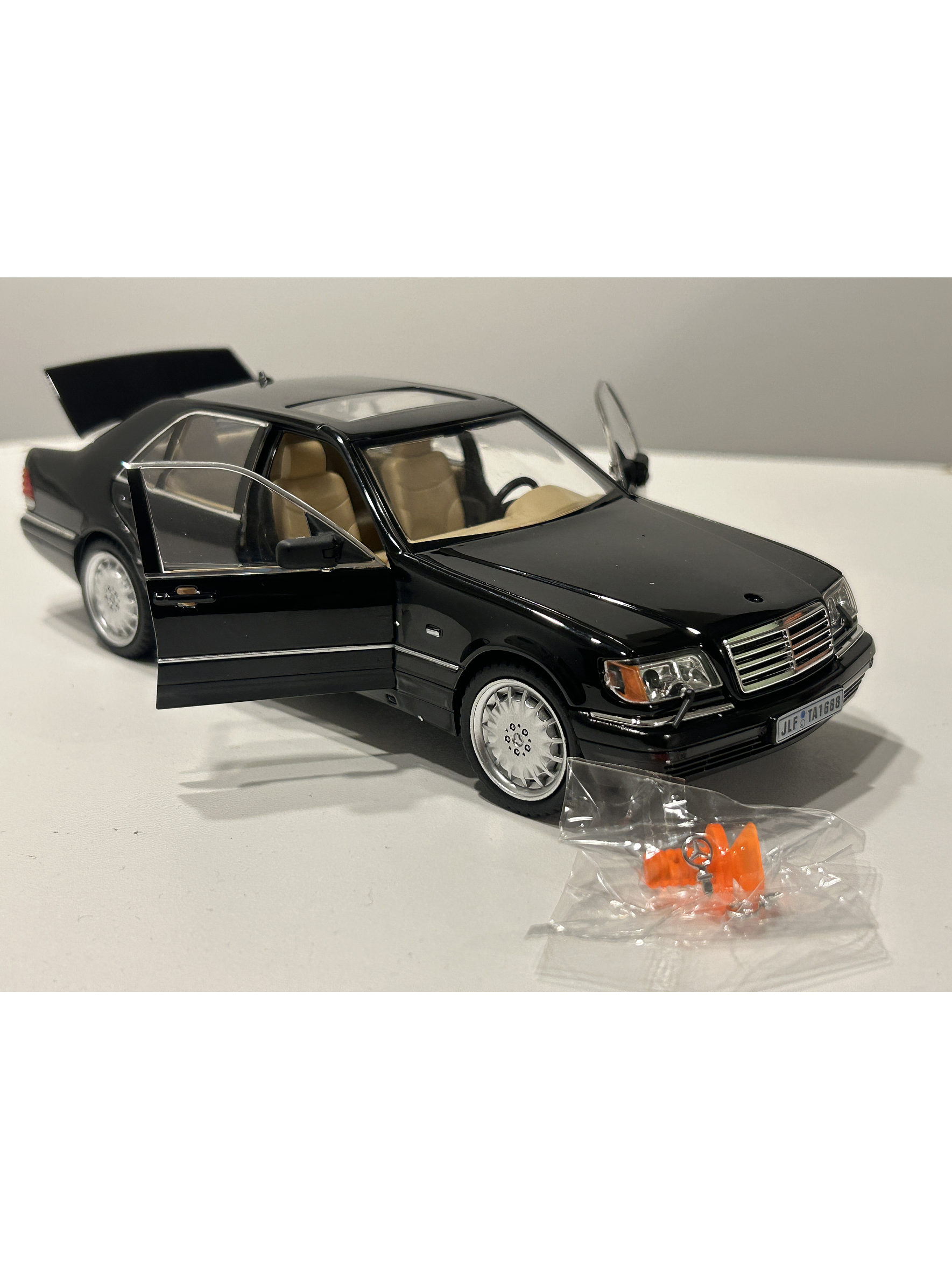 Jinlifang Mercedes-Benz S320 W140 1:24 plata – Sedán de lujo a escala con aperturas y detalle interior | Chile 12