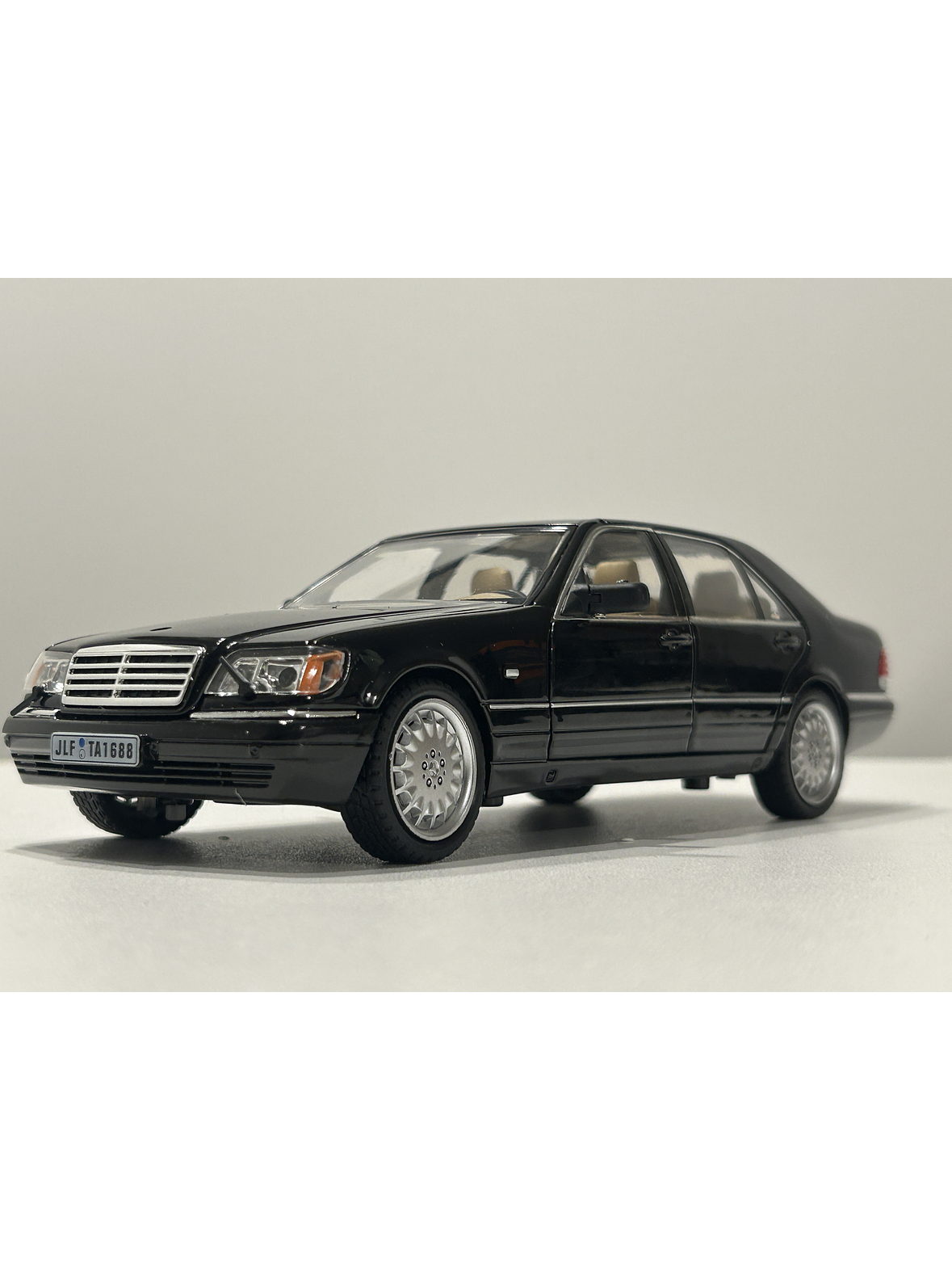 Jinlifang Mercedes-Benz S320 W140 1:24 plata – Sedán de lujo a escala con aperturas y detalle interior | Chile 10