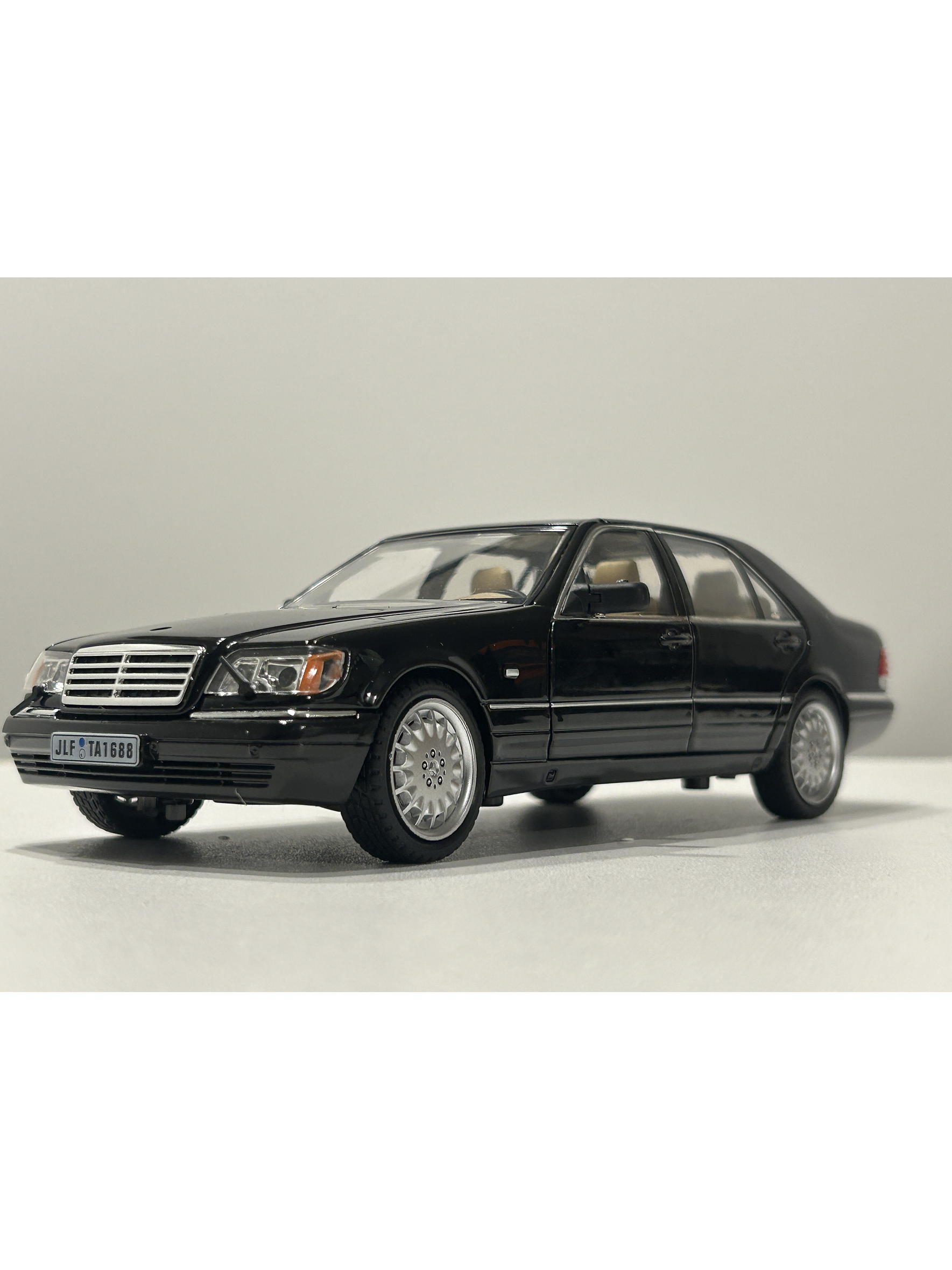 Jinlifang Mercedes-Benz S320 W140 1:24 plata – Sedán de lujo a escala con aperturas y detalle interior | Chile 10