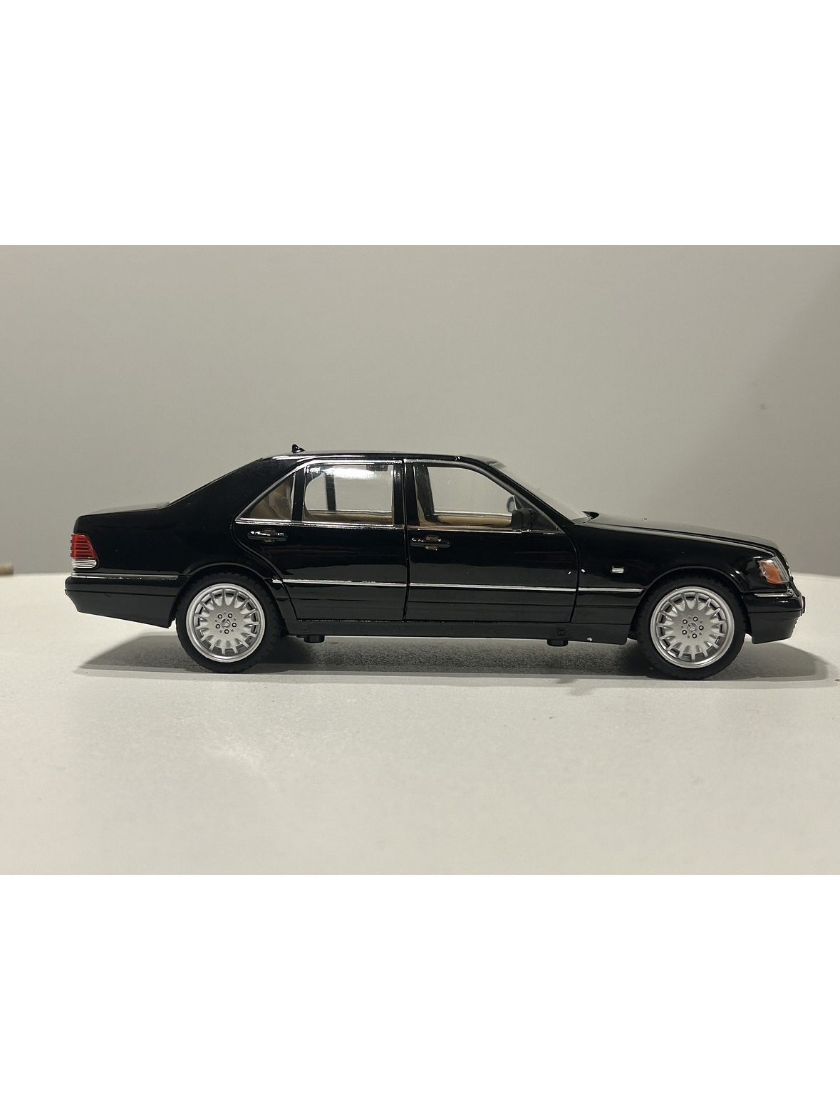 Jinlifang Mercedes-Benz S320 W140 1:24 plata – Sedán de lujo a escala con aperturas y detalle interior | Chile 14