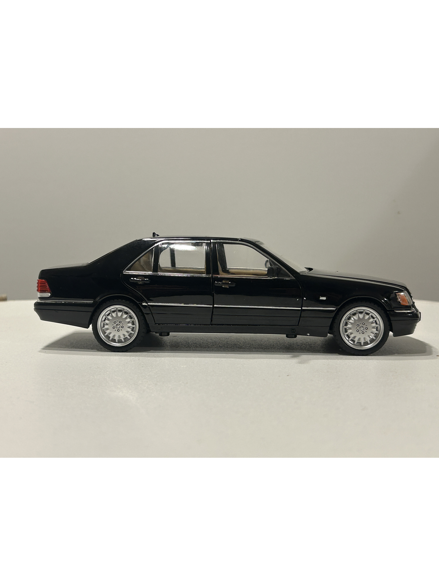 Jinlifang Mercedes-Benz S320 W140 1:24 plata – Sedán de lujo a escala con aperturas y detalle interior | Chile 14