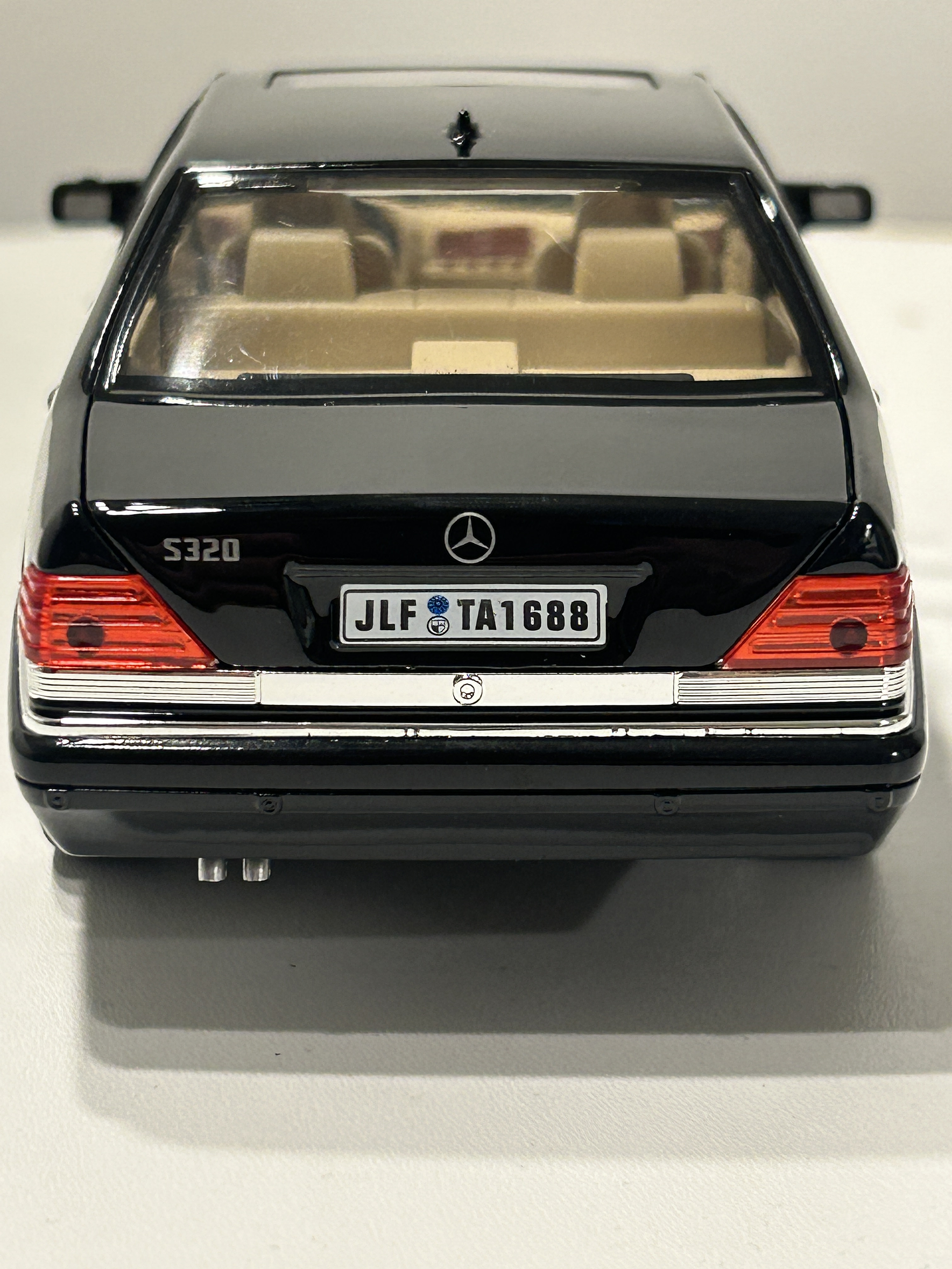 Jinlifang Mercedes-Benz S320 W140 1:24 plata – Sedán de lujo a escala con aperturas y detalle interior | Chile 16